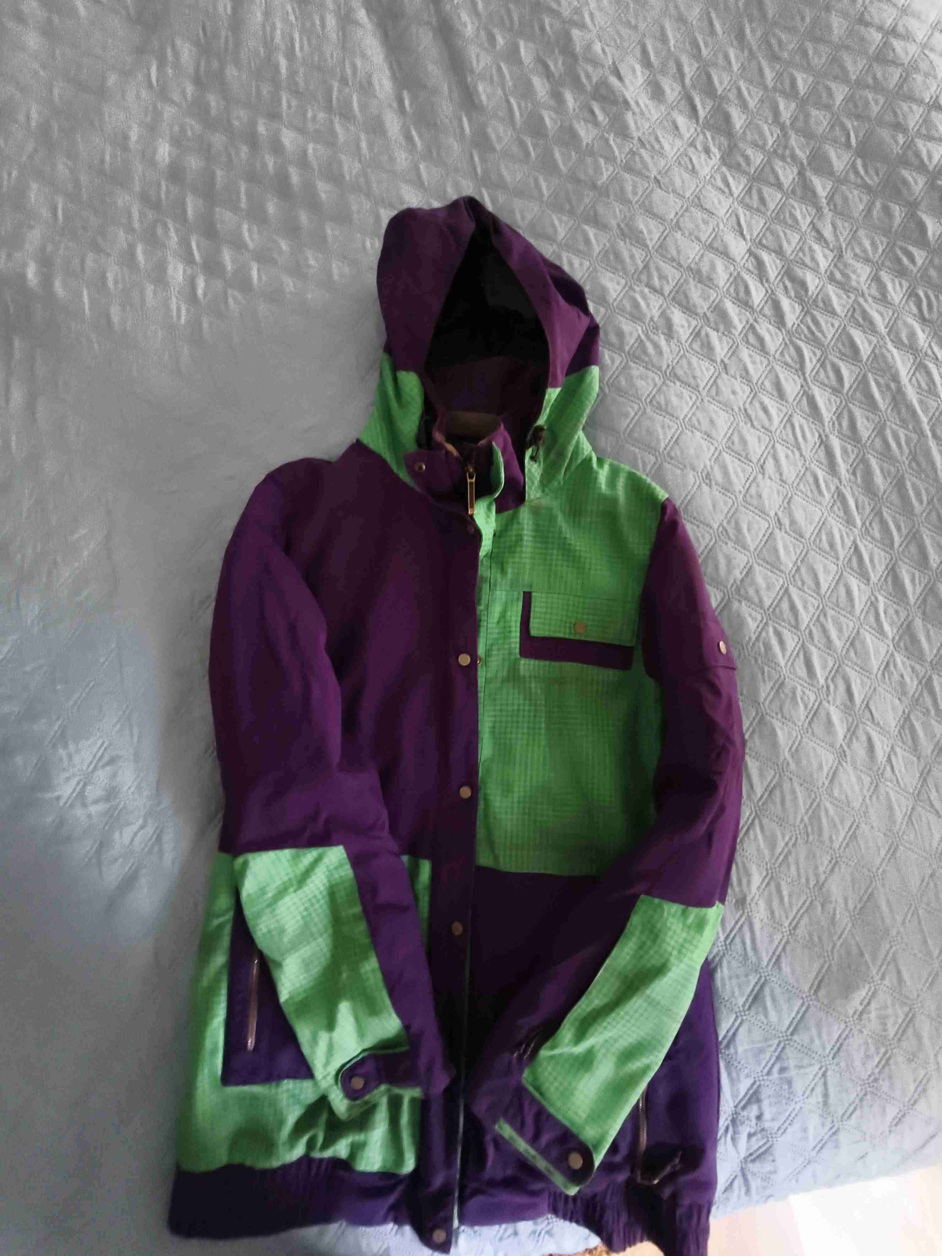 Chaqueta impermeable morado y verde - miniatura 2