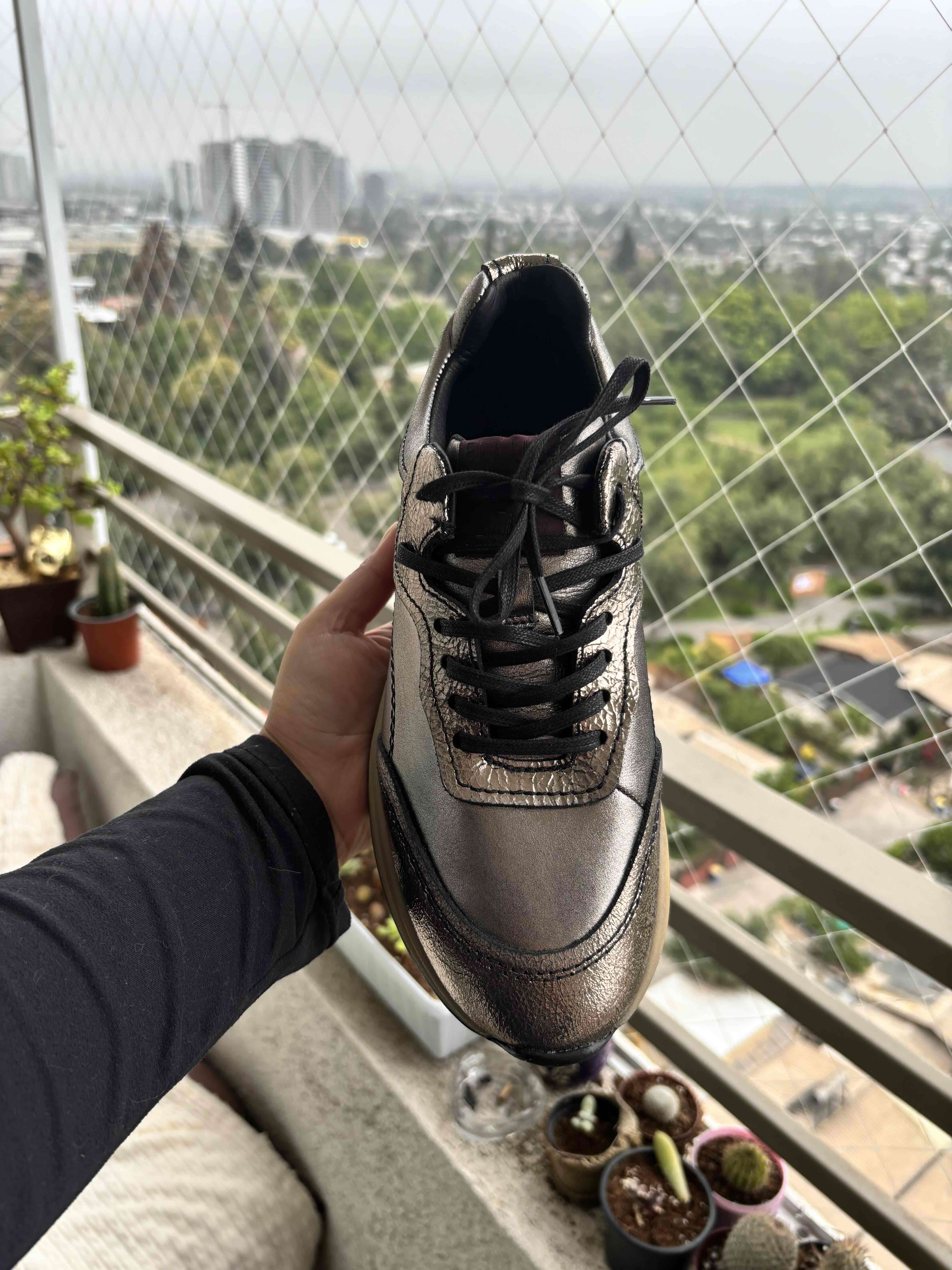 Zapatilla deportiva dorada