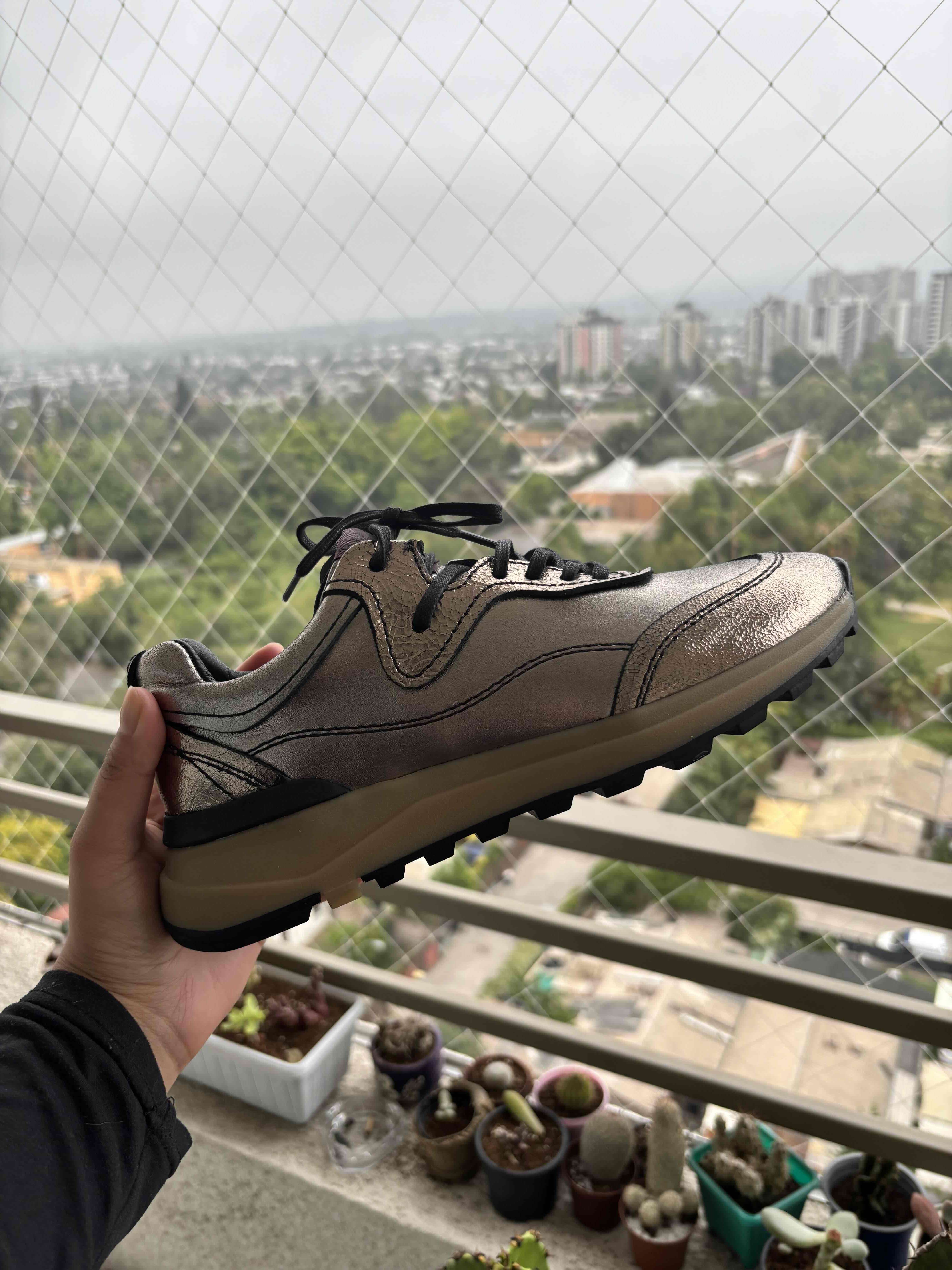 Zapatilla deportiva dorada - miniatura 2