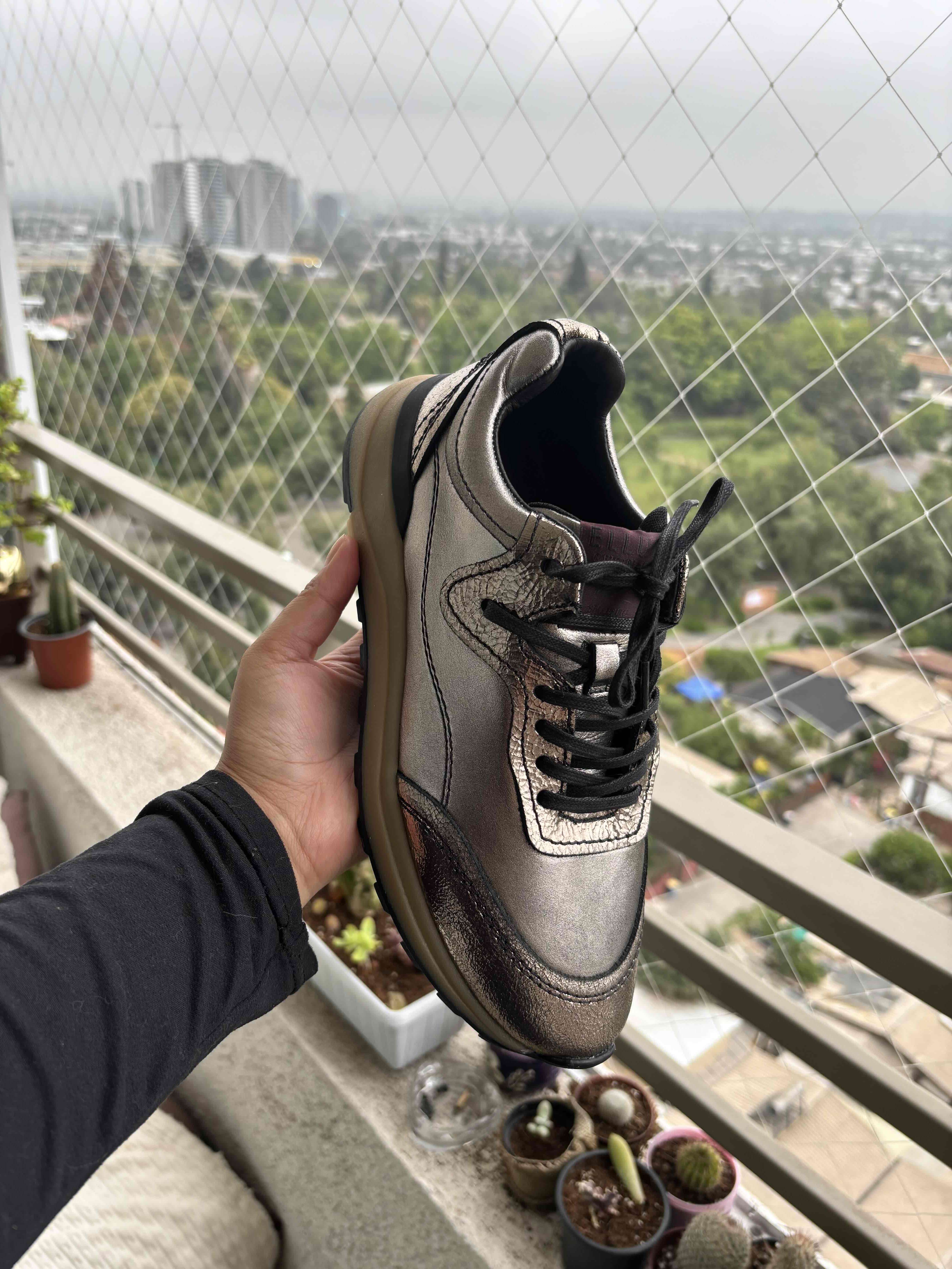 Zapatilla deportiva dorada - miniatura 3