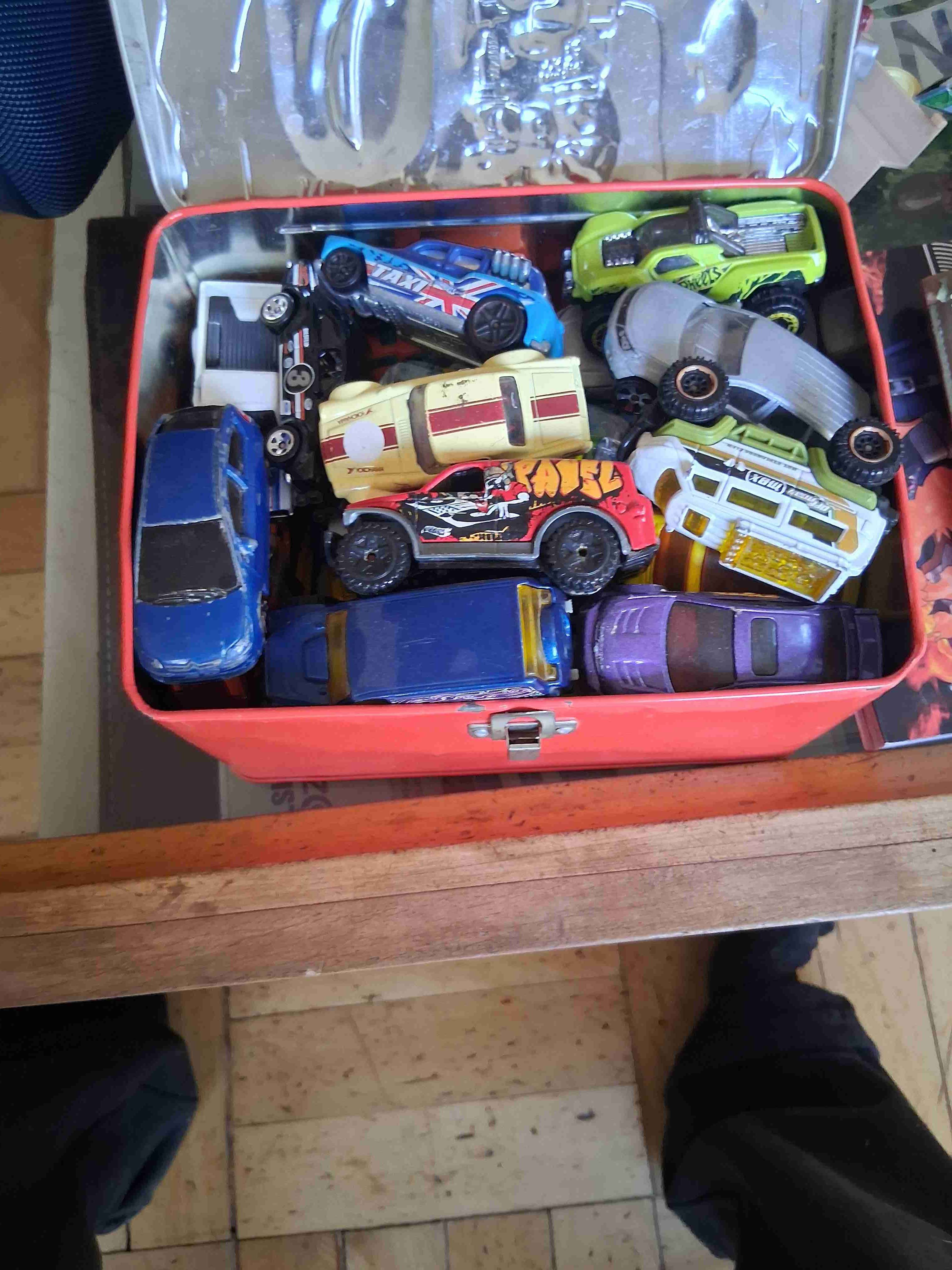 Colección autos de juguete en caja