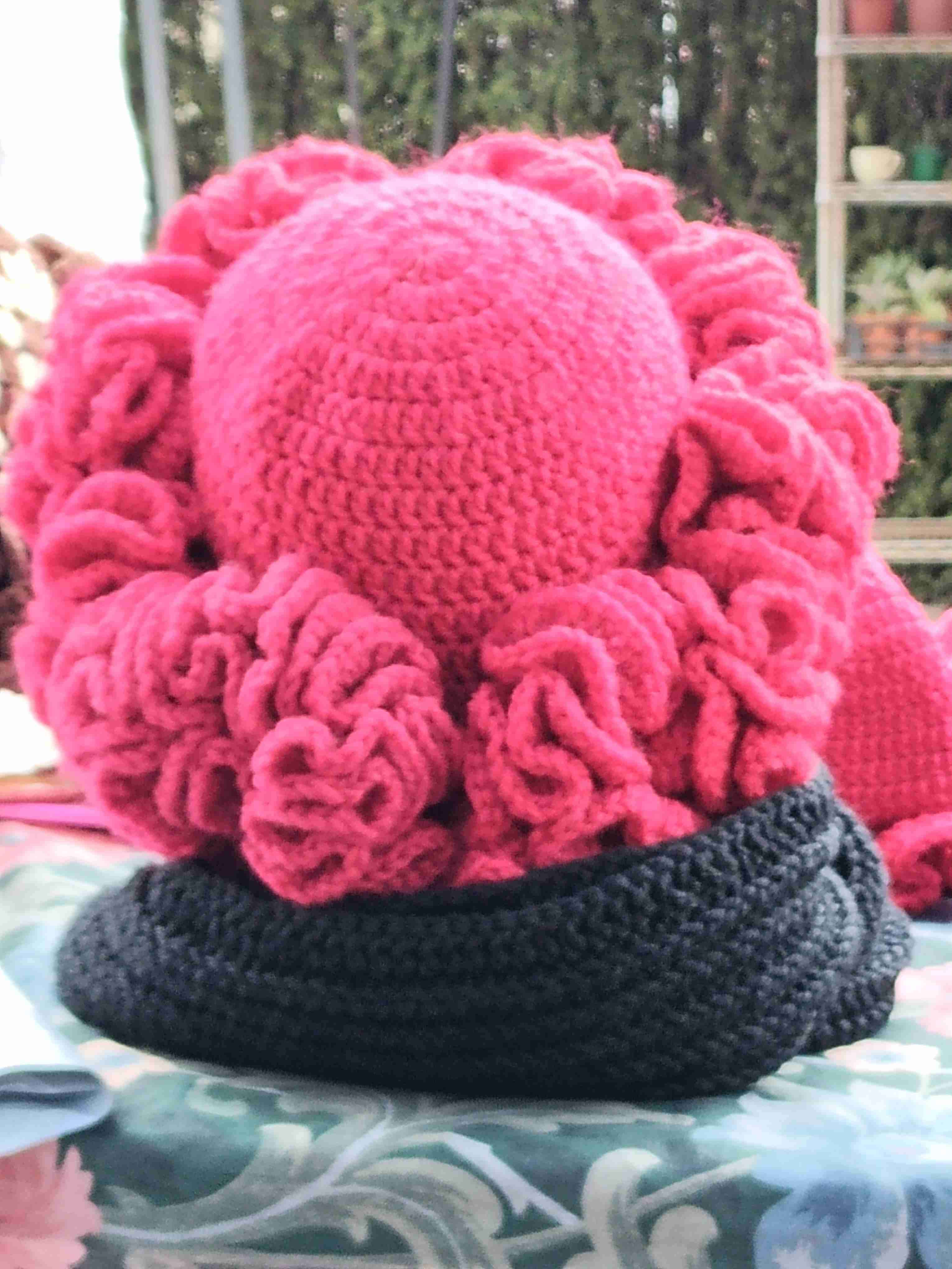 Gorro de lana rosa tejido a mano