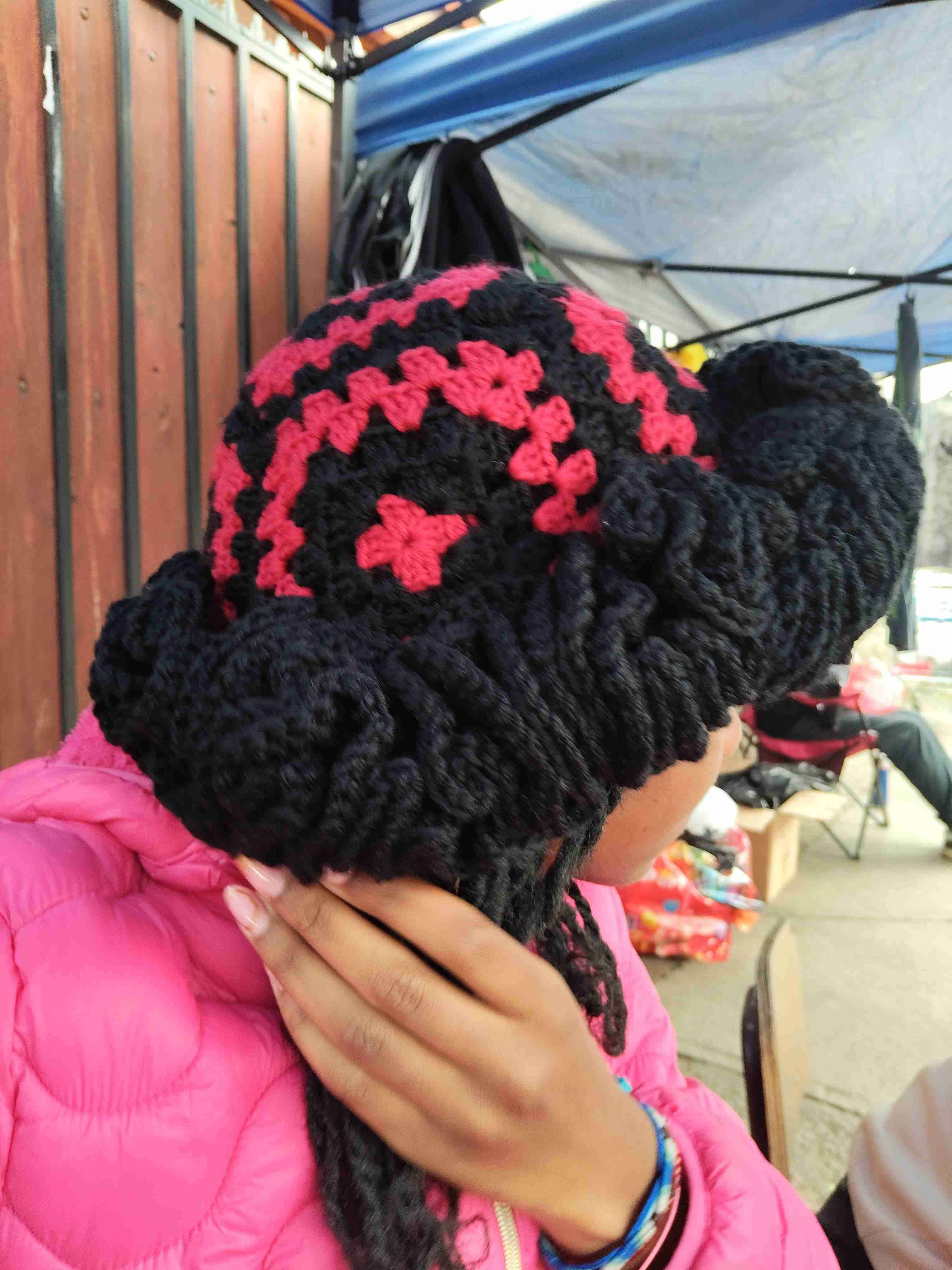 Gorro de lana rosa tejido a mano - miniatura 3