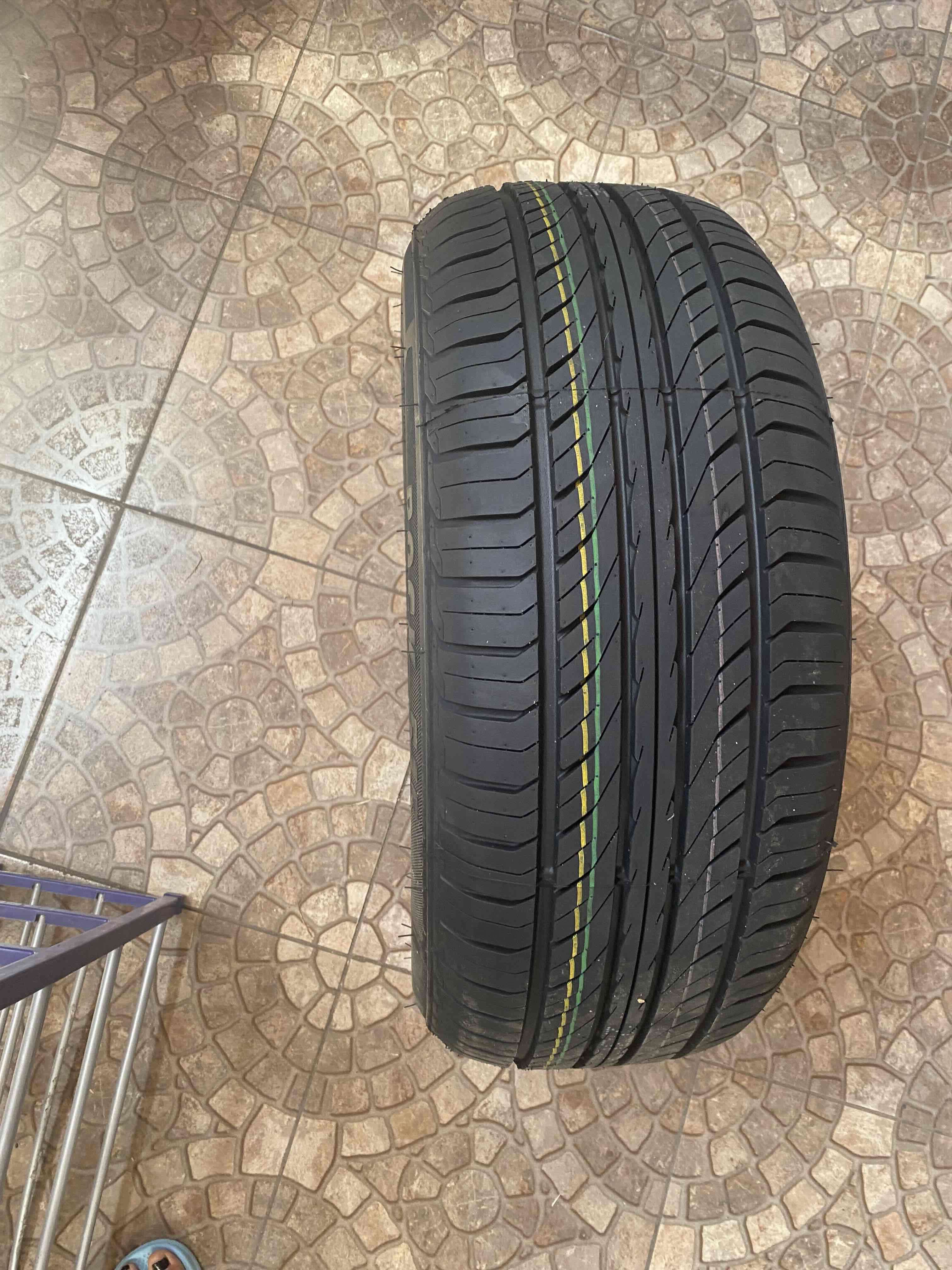 Neumático para auto nuevos - miniatura 2