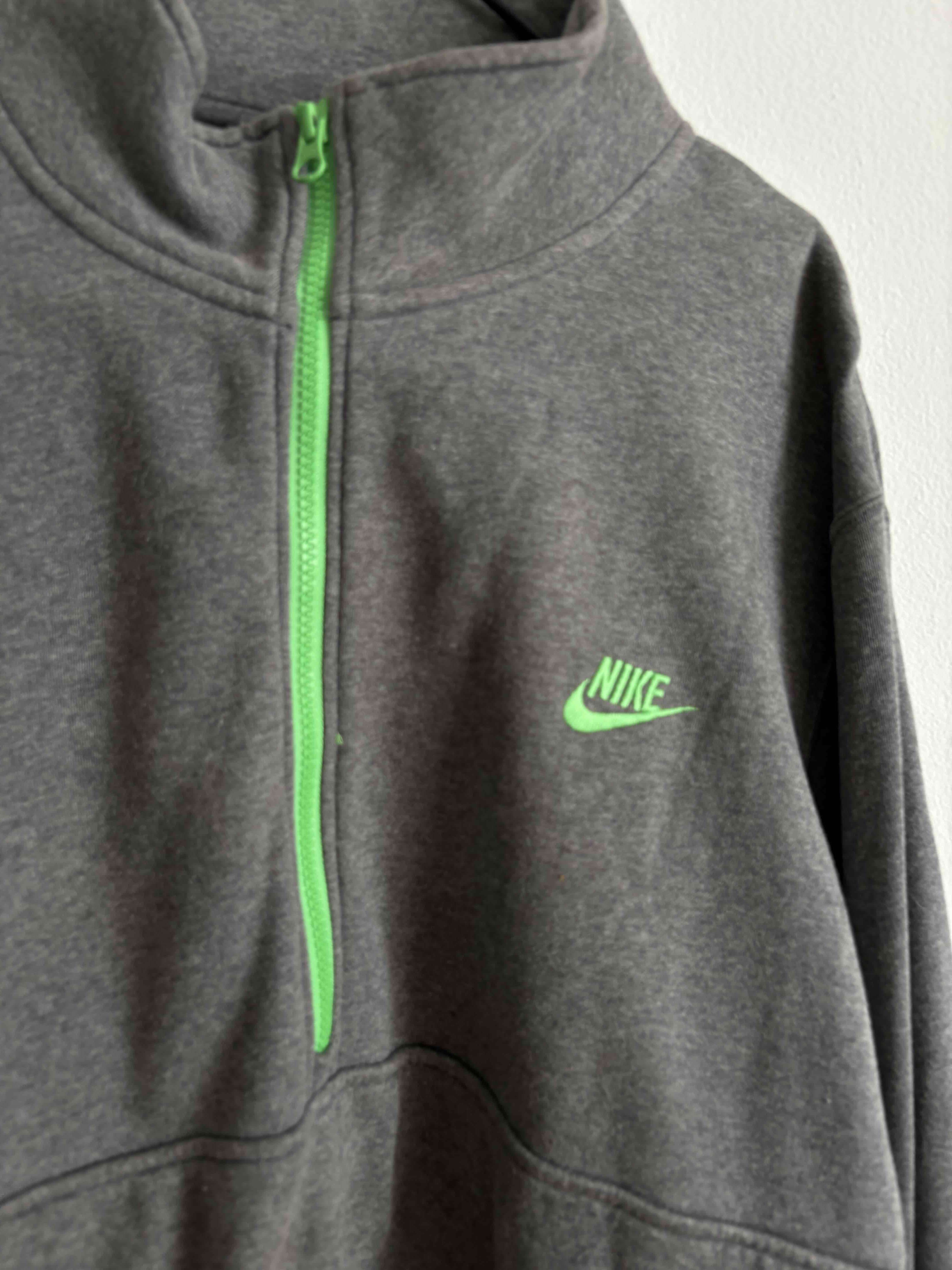 Polerón gris Nike con cierre verde
