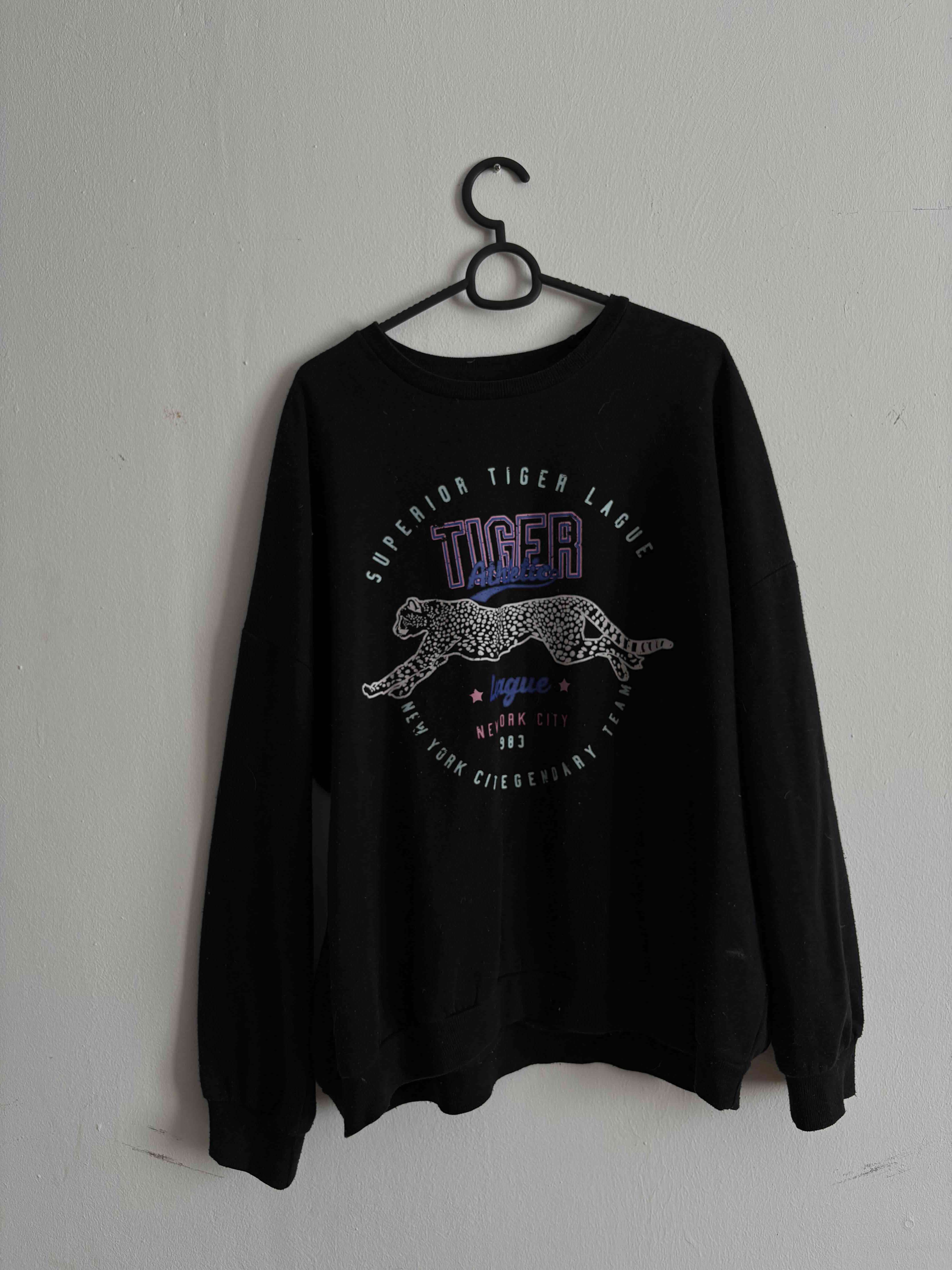 Polerón negro con estampado tigre