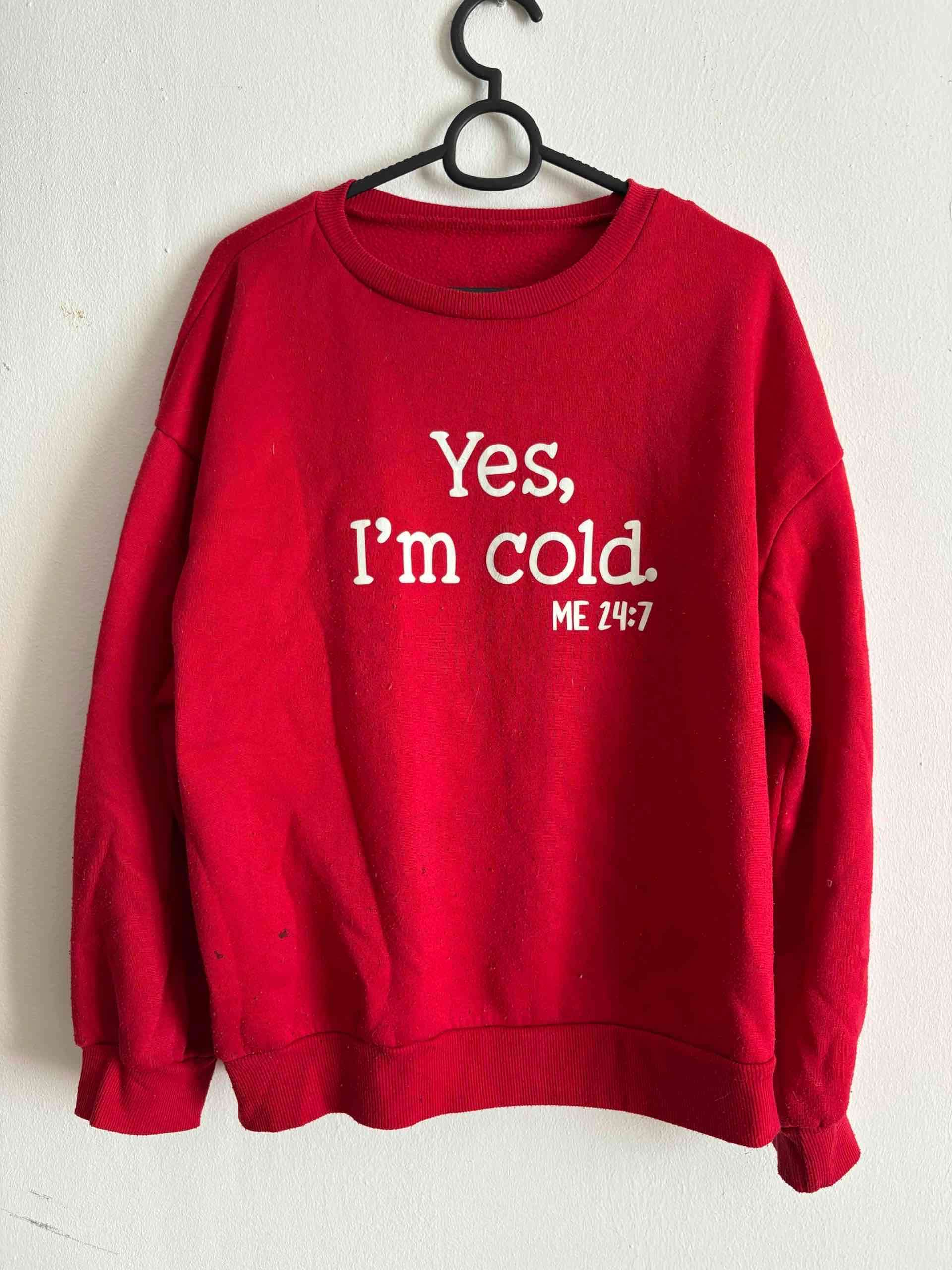 Polerón rojo con texto