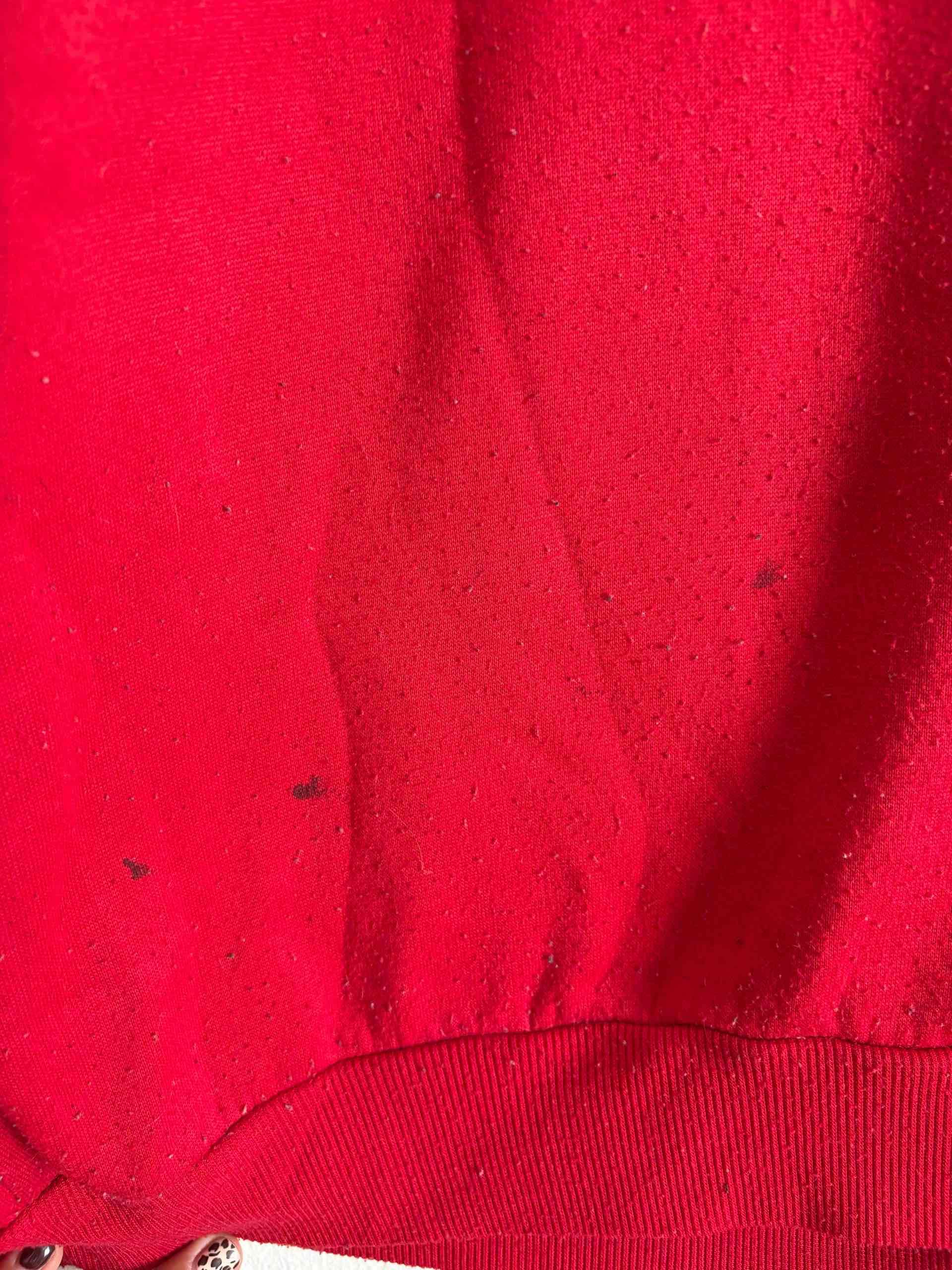 Polerón rojo con texto - miniatura 3