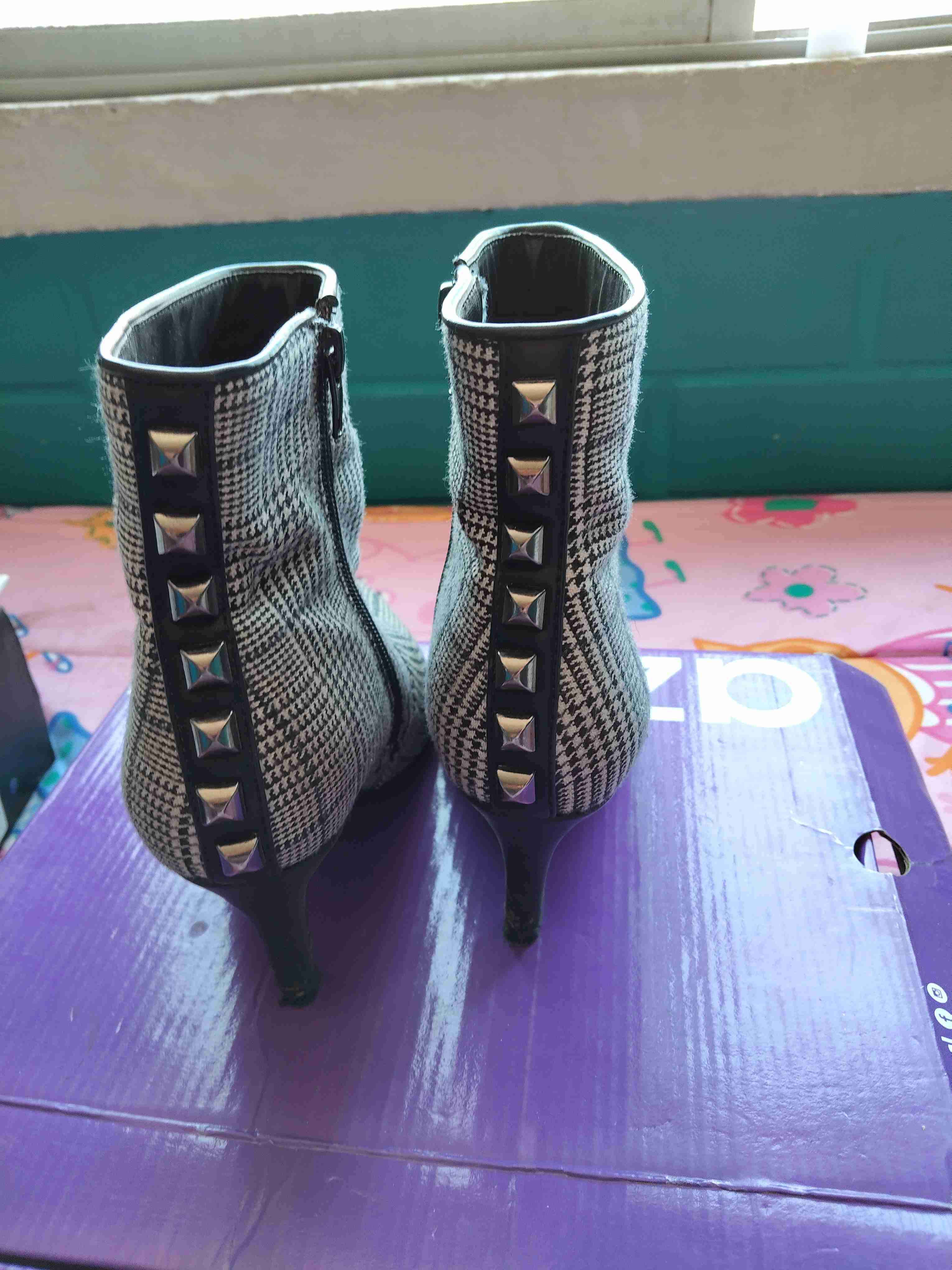 Botines de tacón con tachuelas