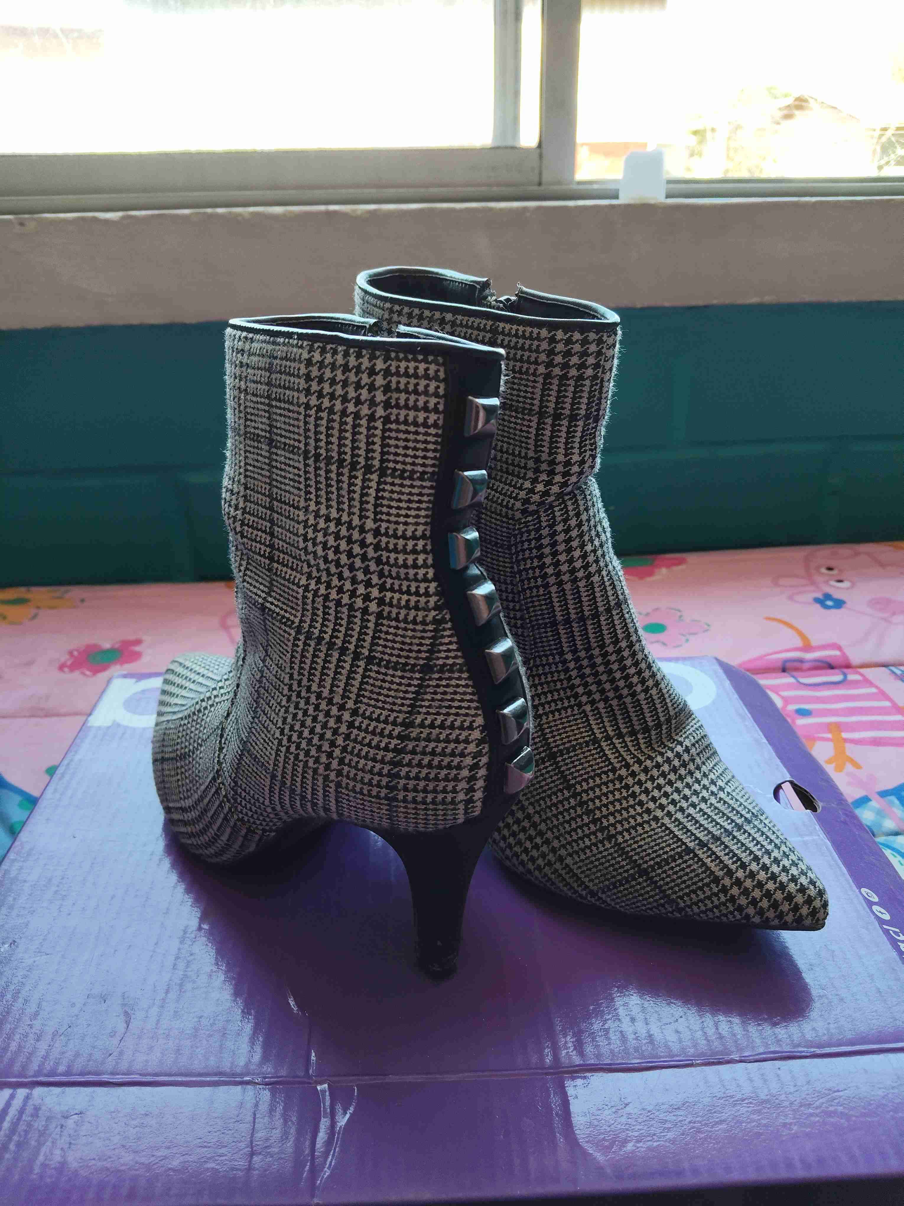 Botines de tacón con tachuelas - miniatura 2