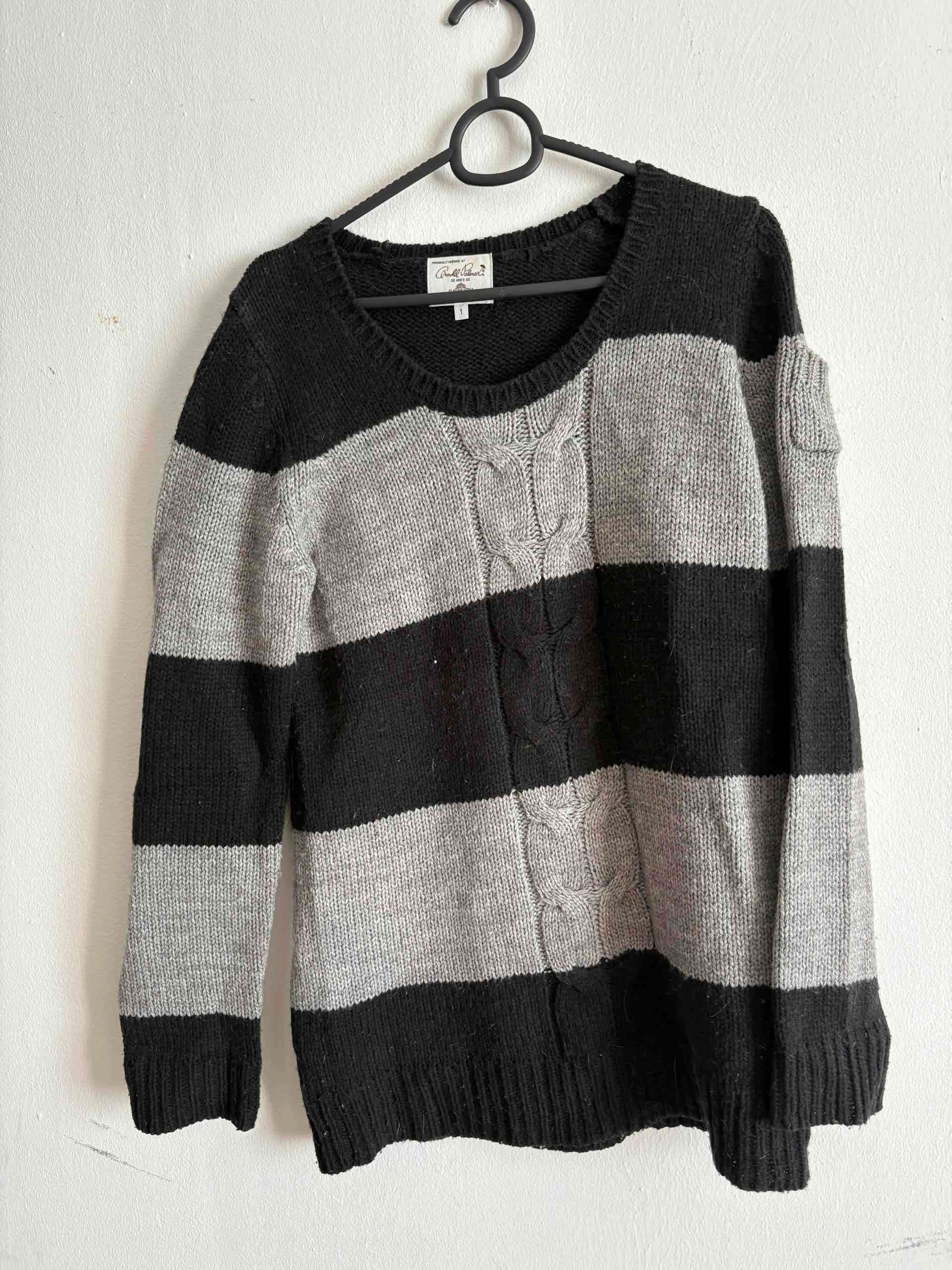 Suéter rayado blanco y negro
