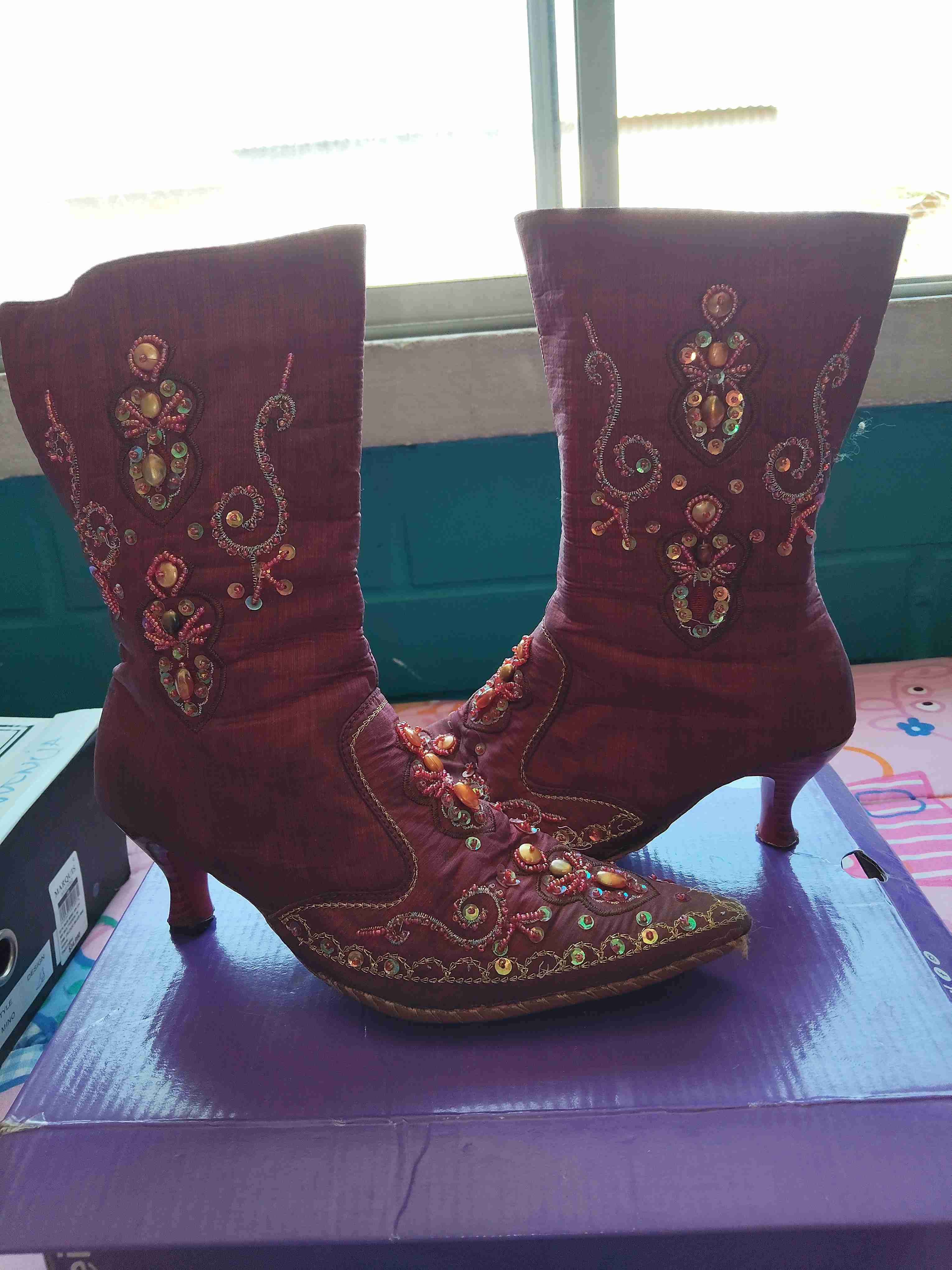 Botas bordadas rojas con taco