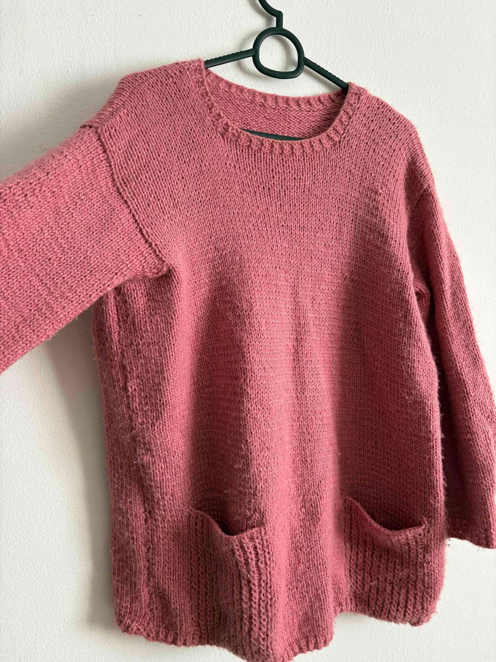 Suéter de lana rosado con bolsillos - miniatura 2