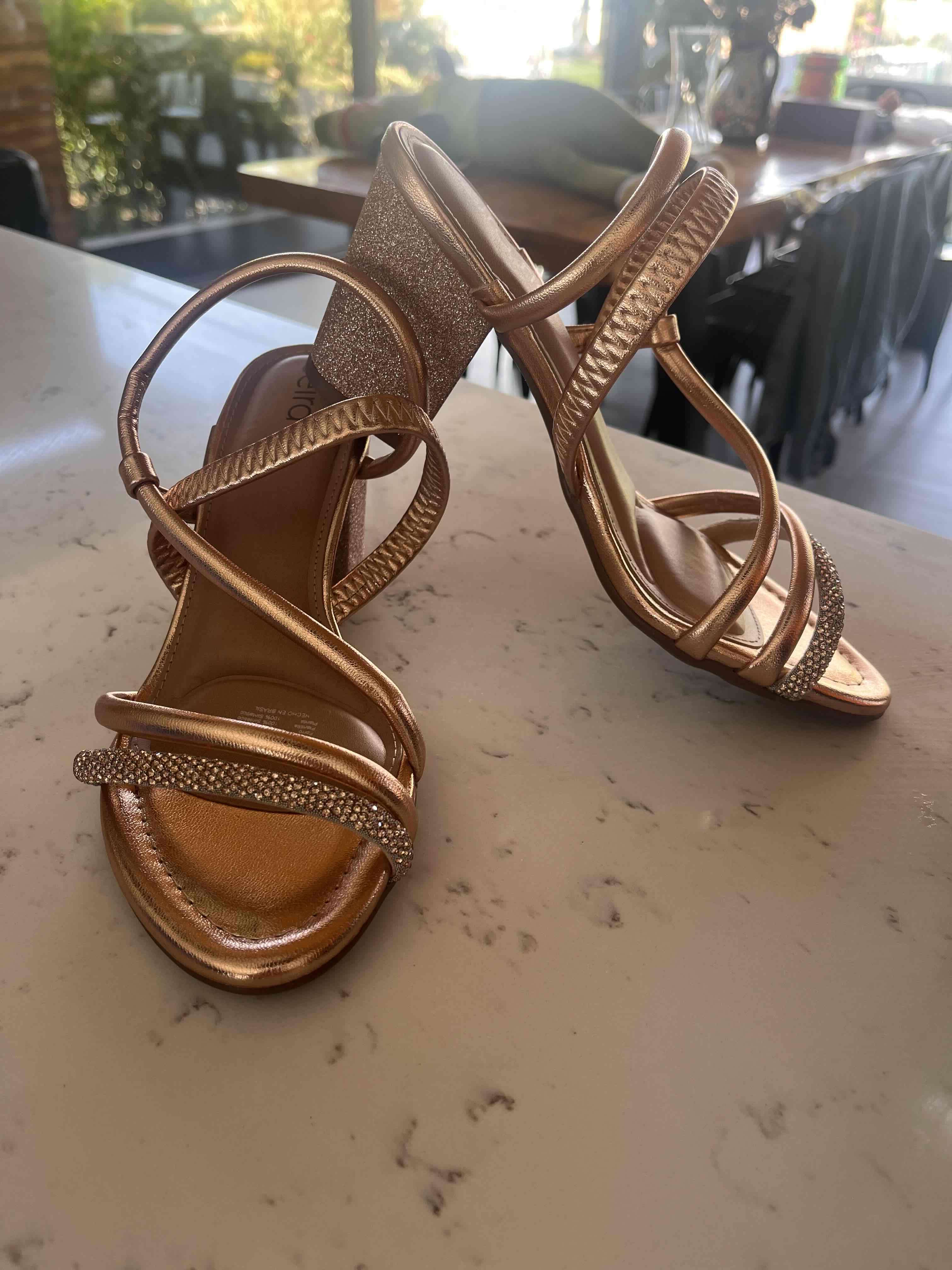 Sandalias taco alto doradas - miniatura 2
