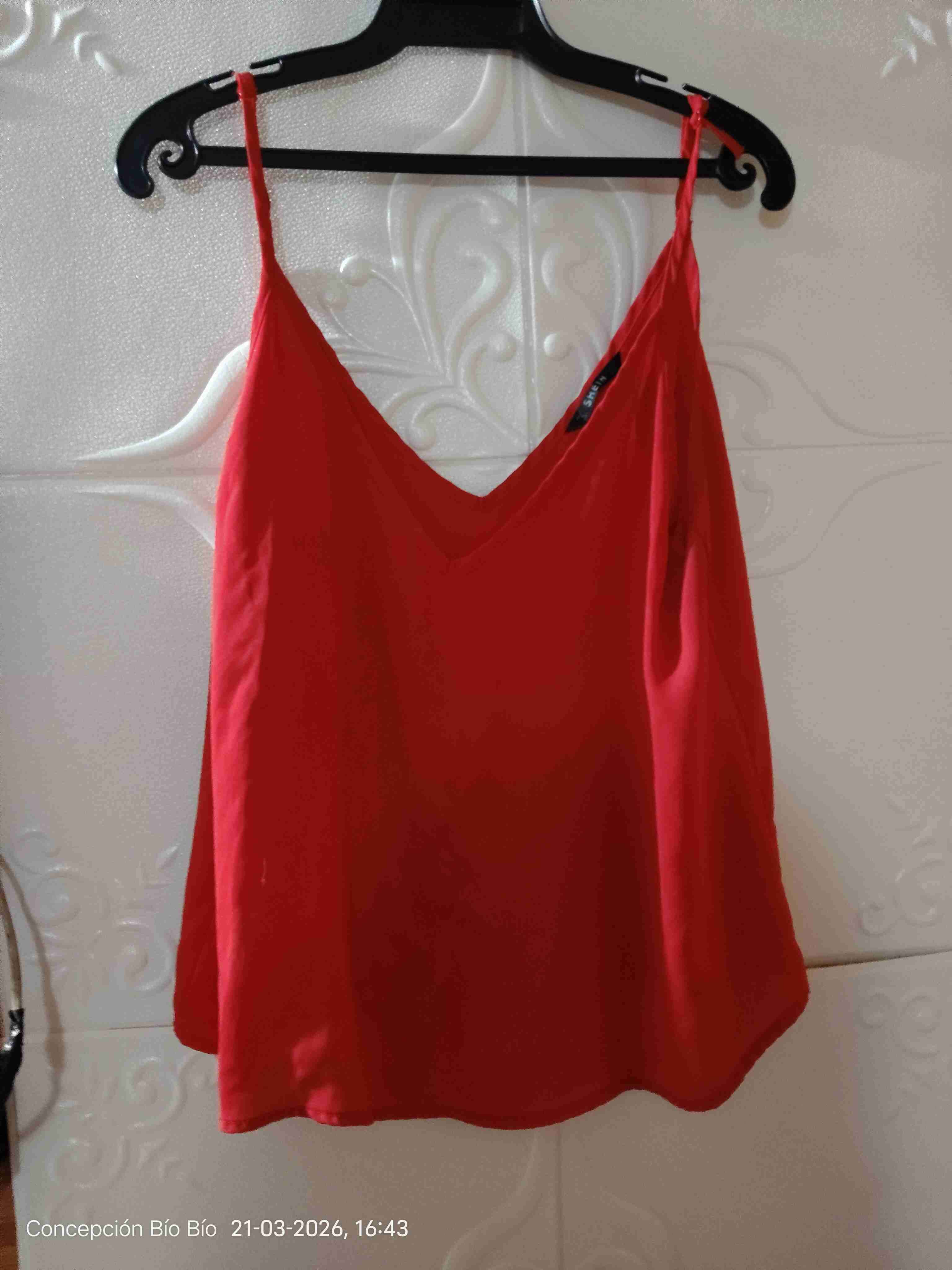 Top rojo de tirantes