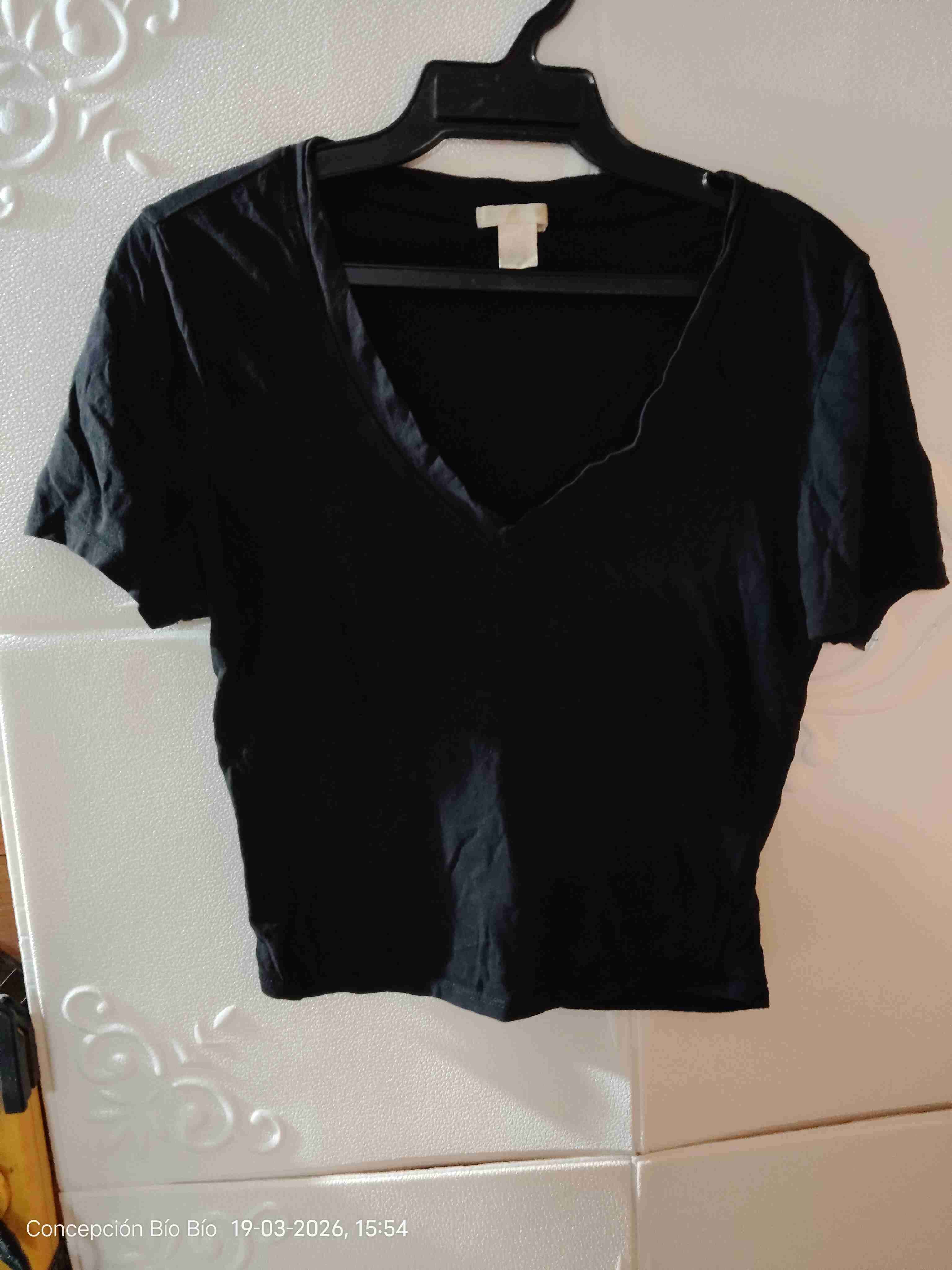 Polera negra cuello en V