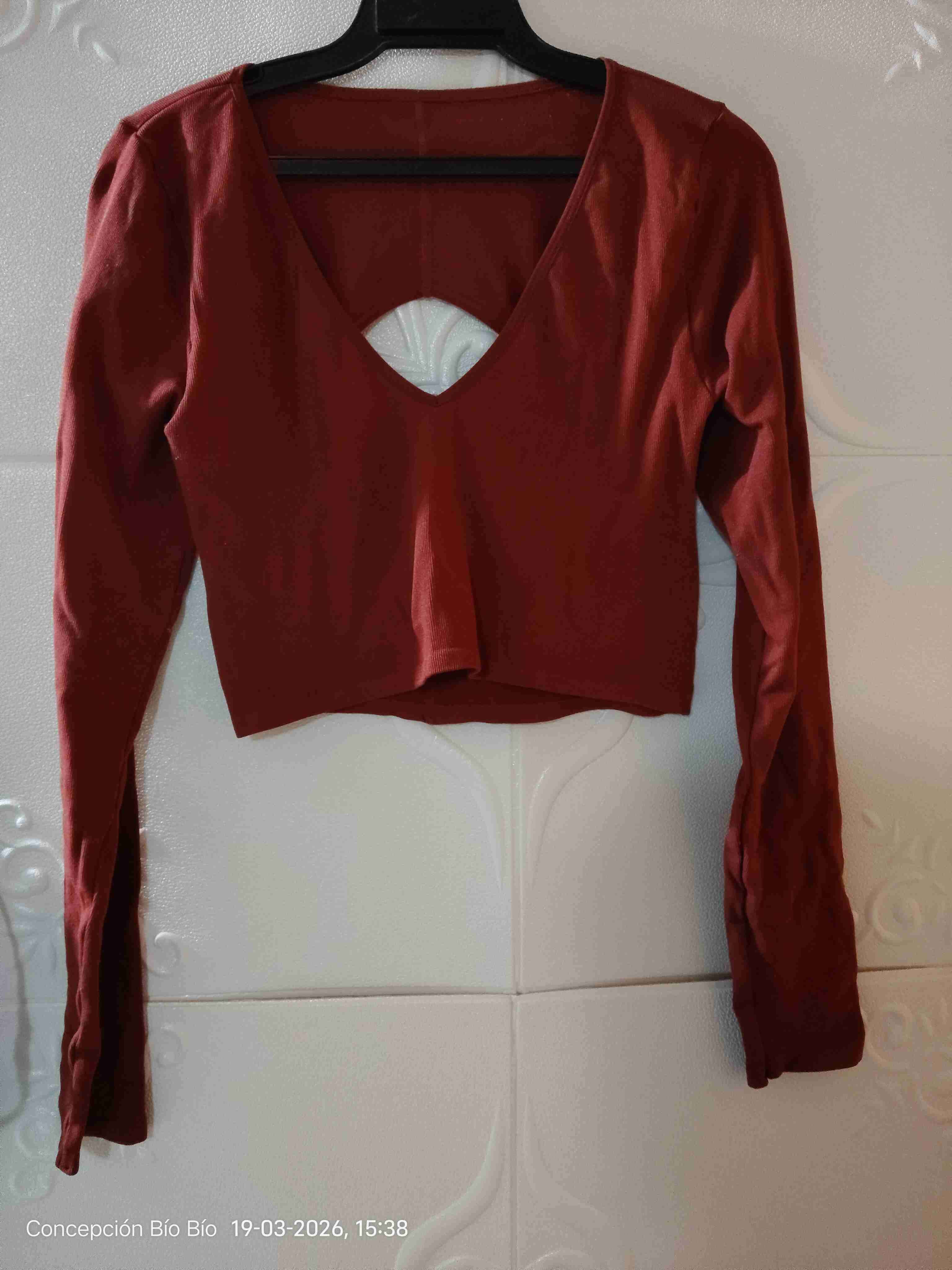 Polera roja escote profundo