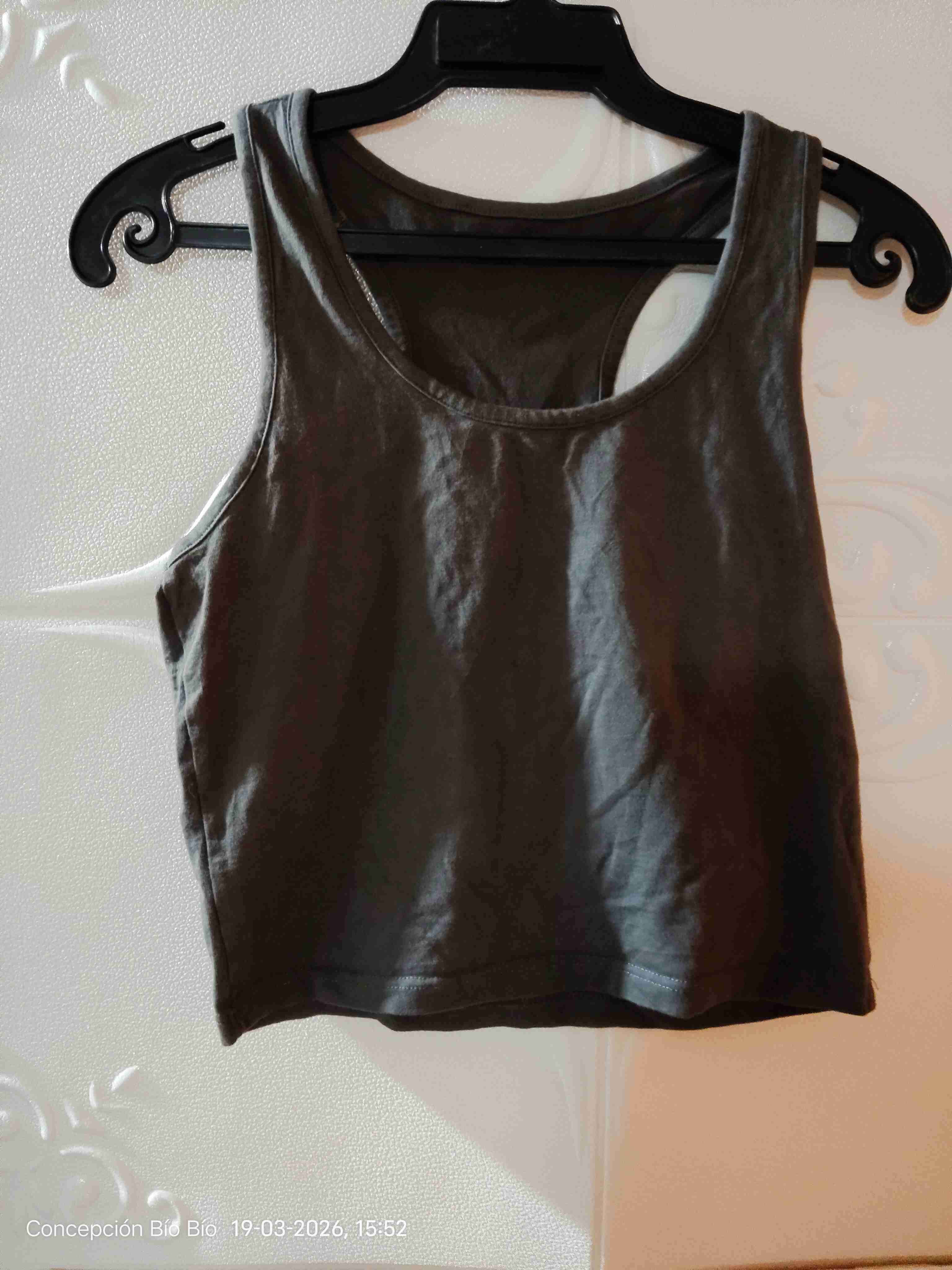 Polera sin mangas gris oscuro