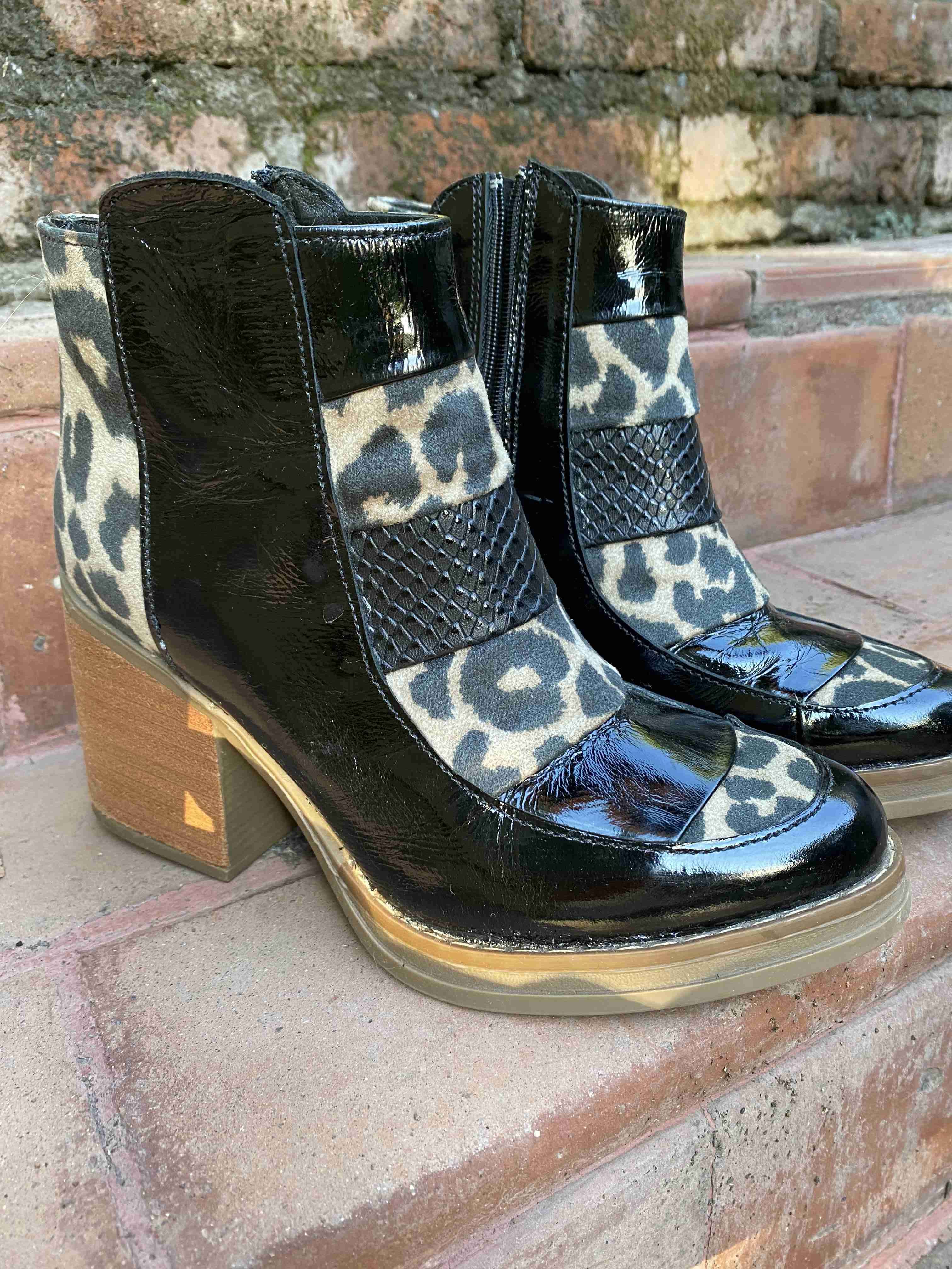 Botines negros con estampado animal (Marca Coco)