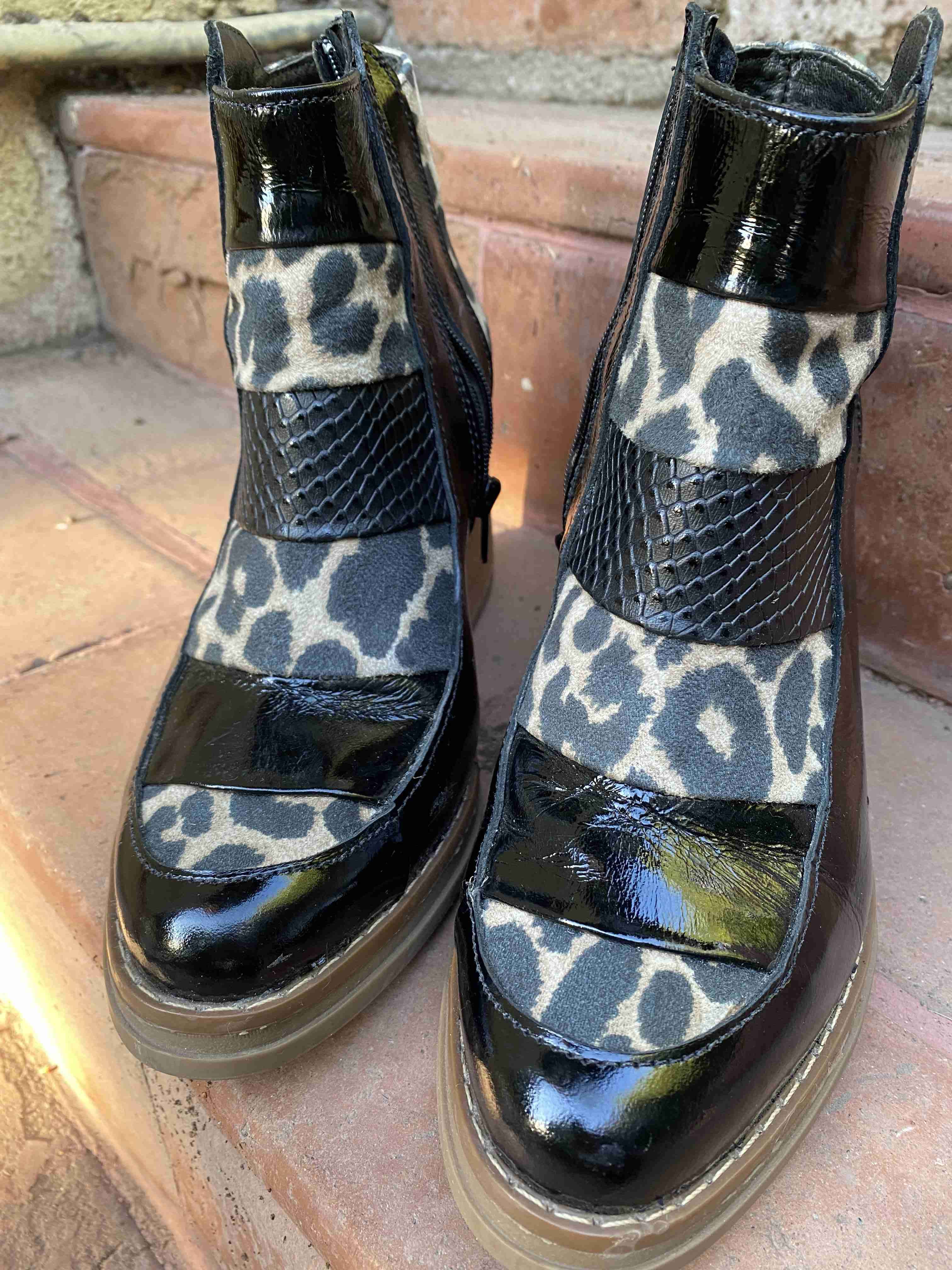 Botines negros con estampado animal (Marca Coco) - miniatura 2