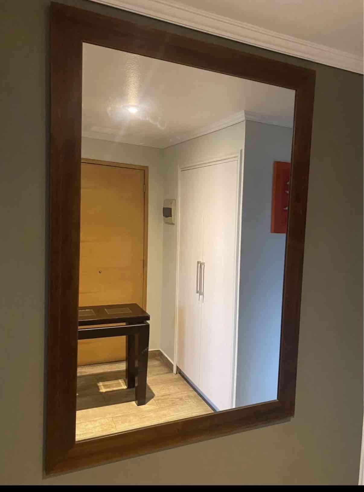 Espejo grande con marco de madera