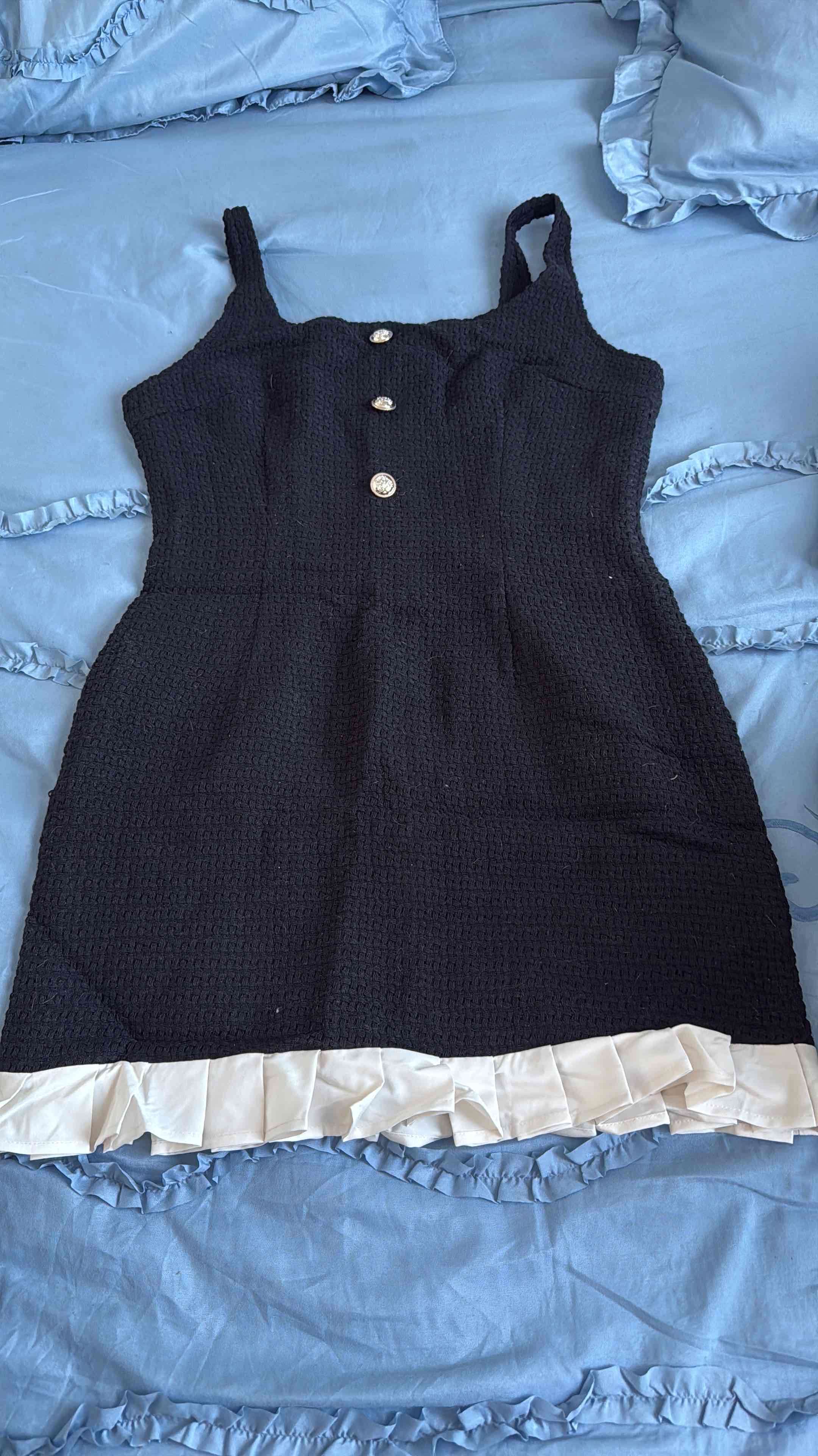 Vestido negro con botones decorativos