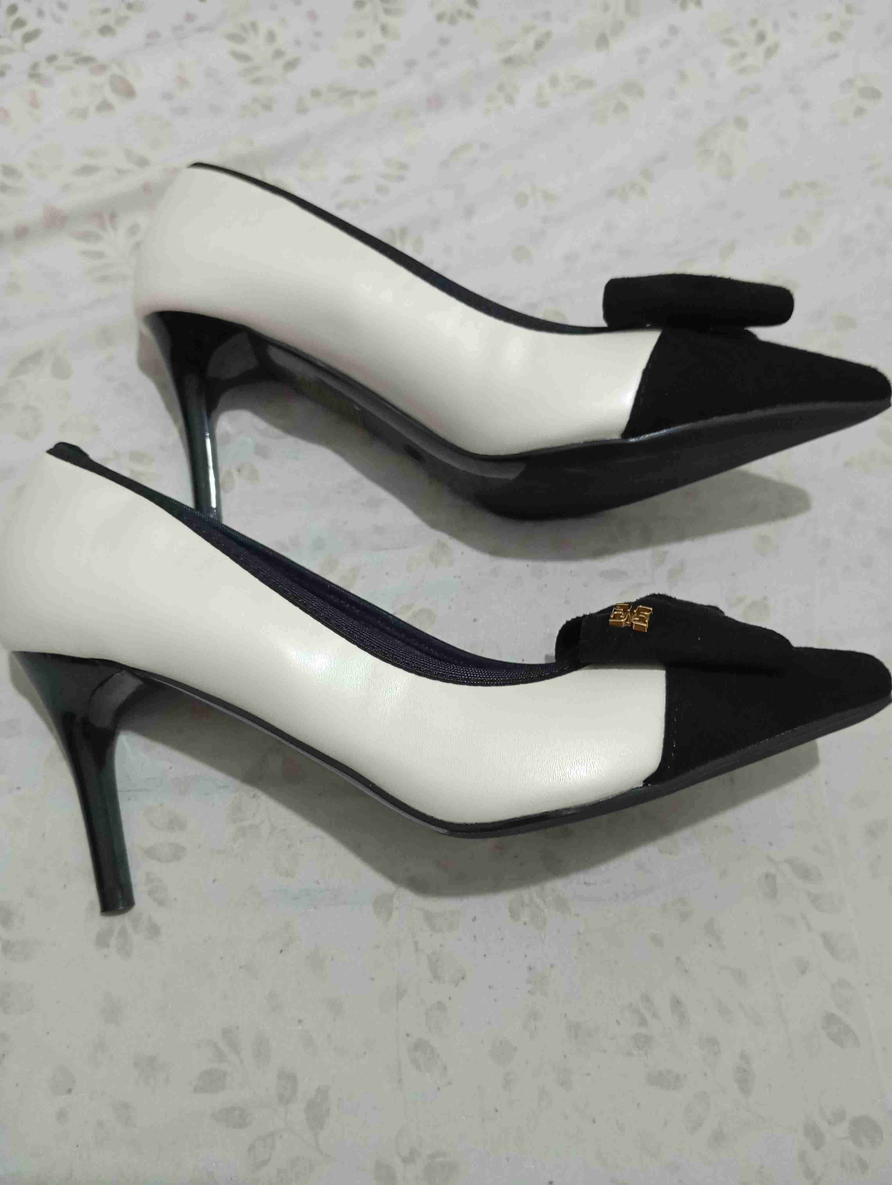 Zapatos de tacón blanco y negro - miniatura 2