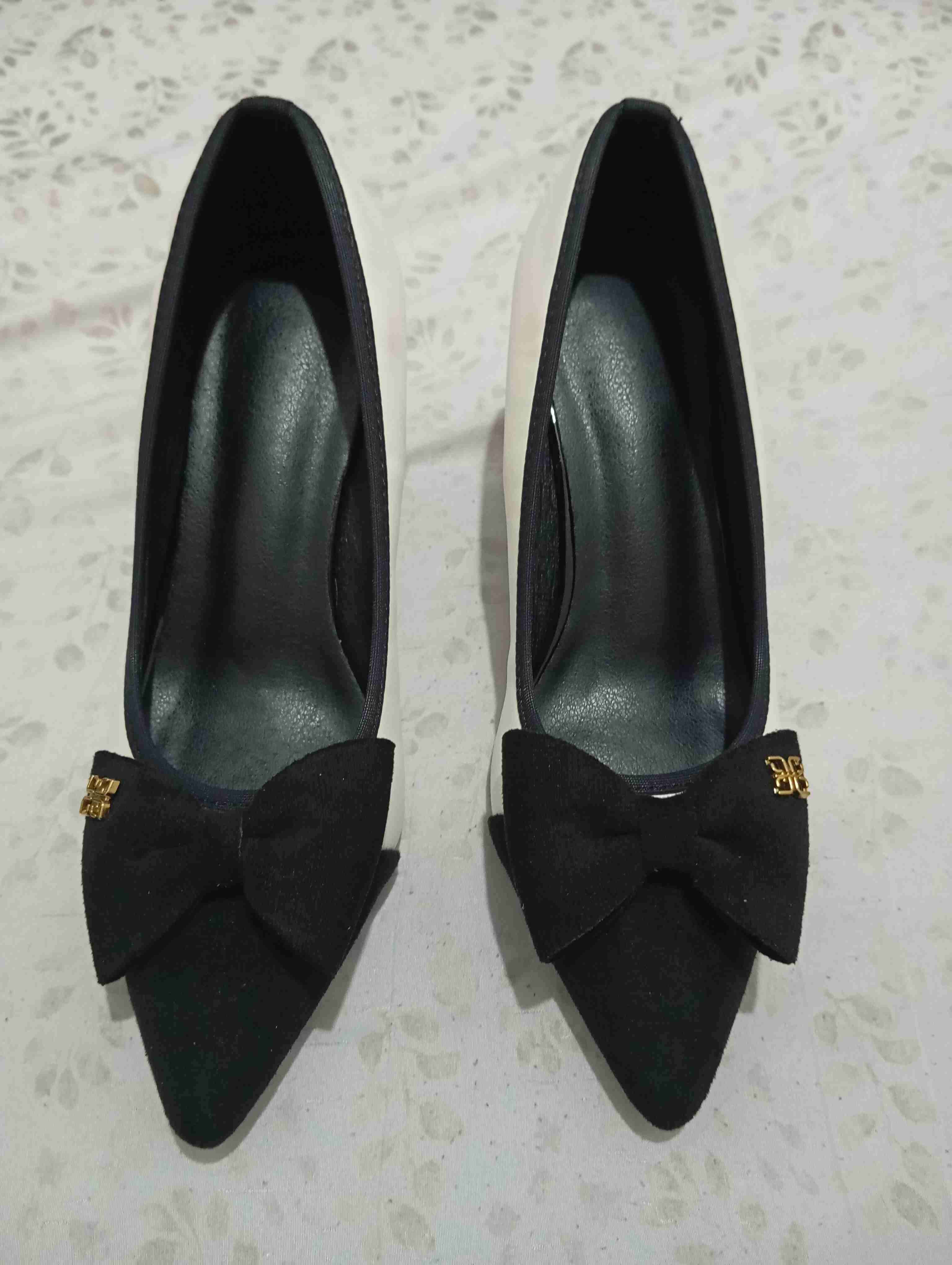 Zapatos de tacón blanco y negro - miniatura 3