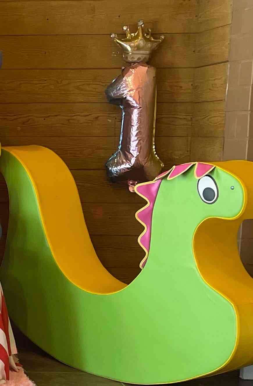 Balancín dinosaurio verde y amarillo