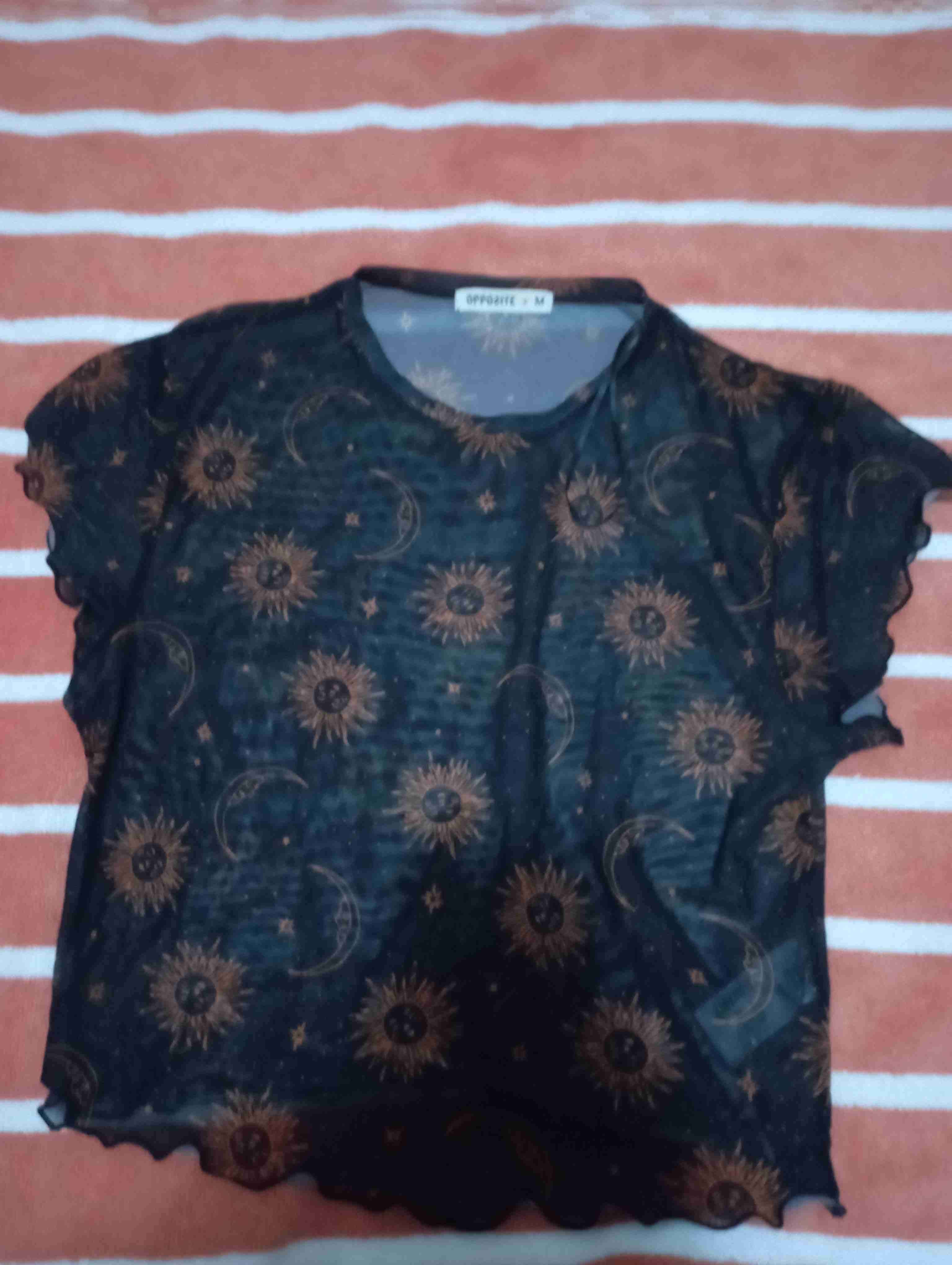 Polera negra con estampado solar
