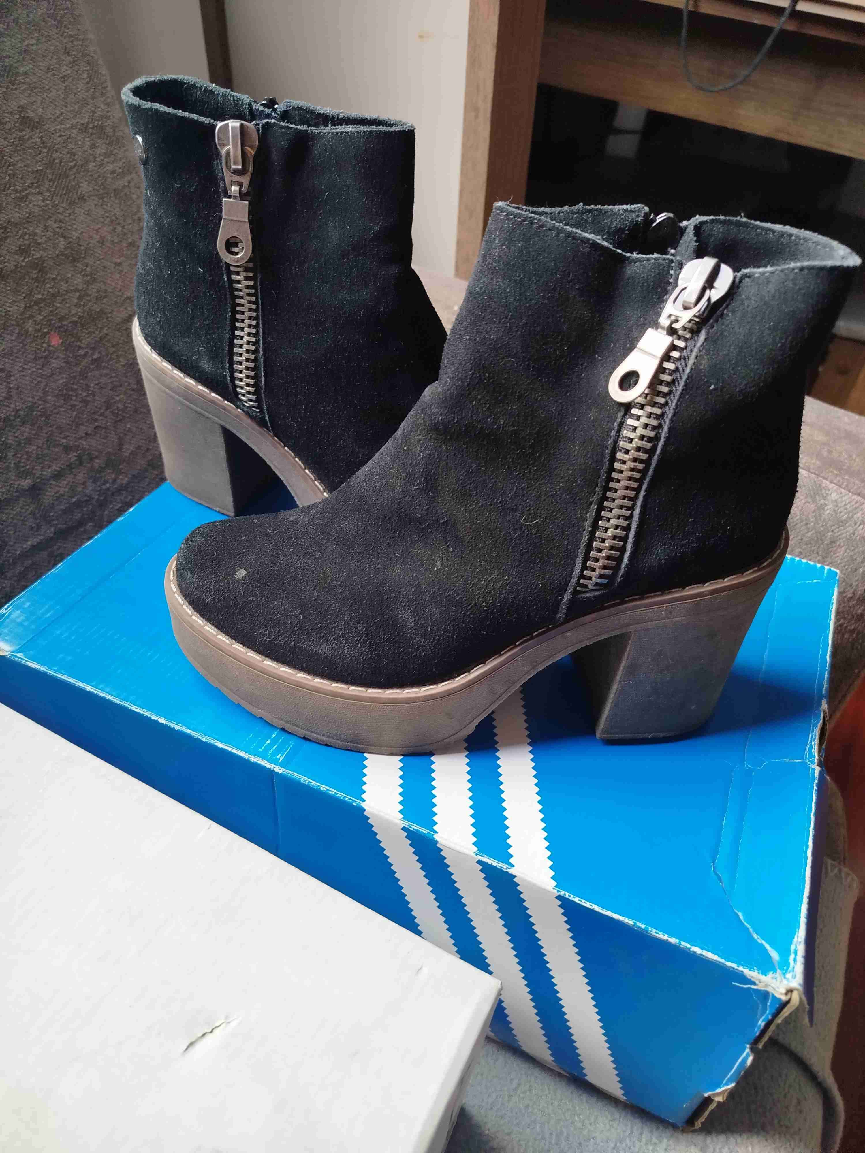 Botines negros con tacón y cierre