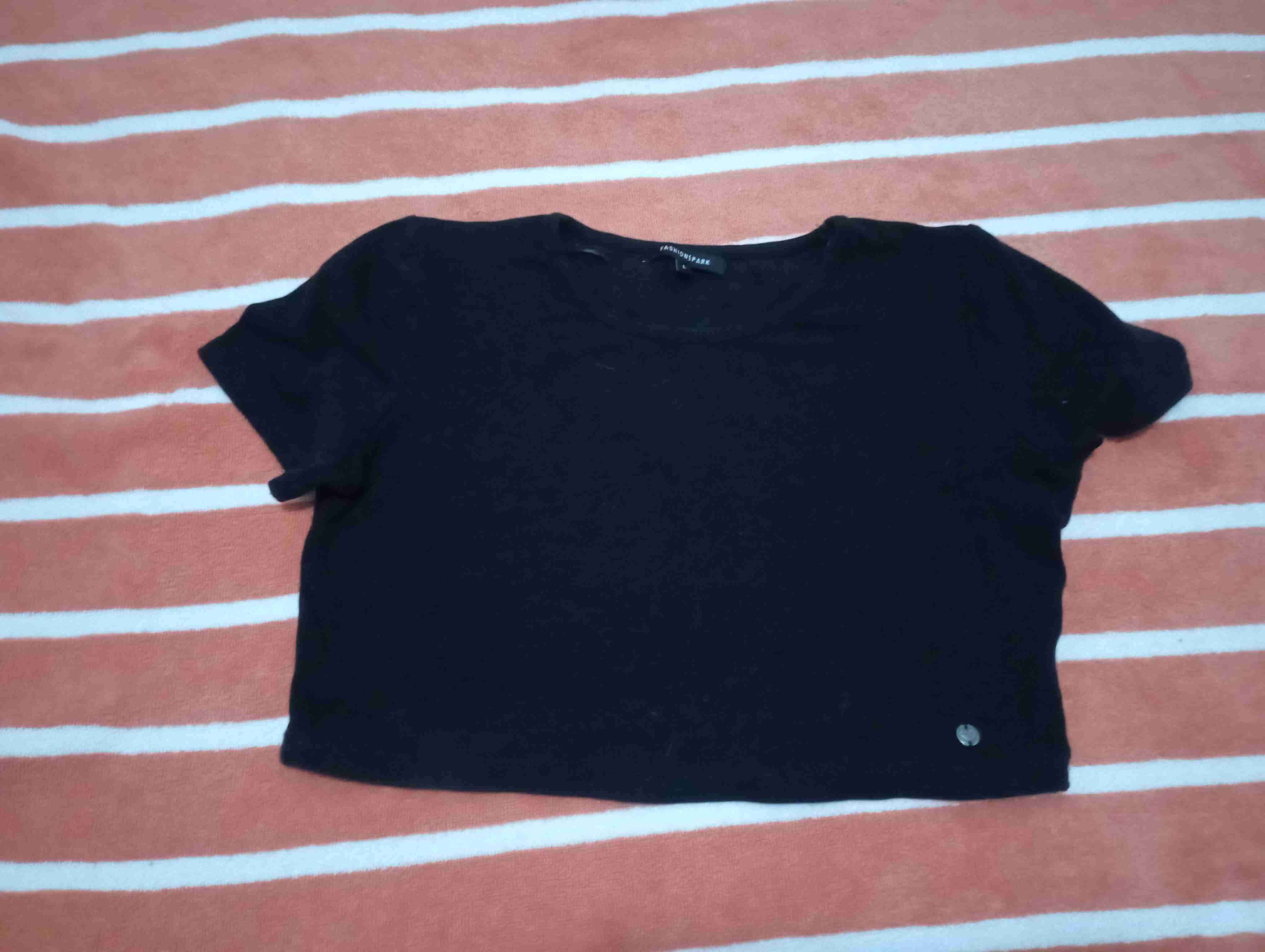 Polera negra corta