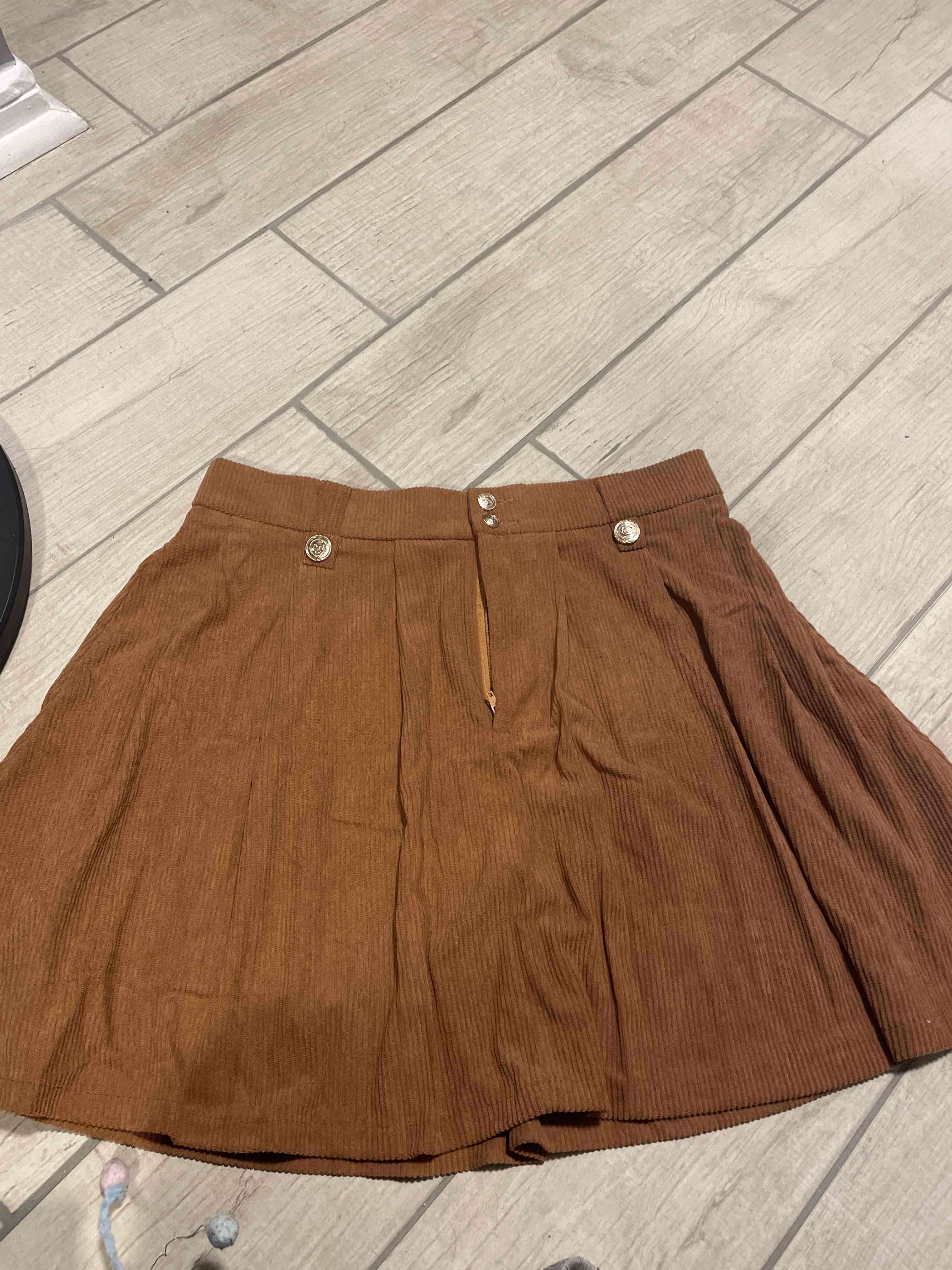 Falda plisada marrón