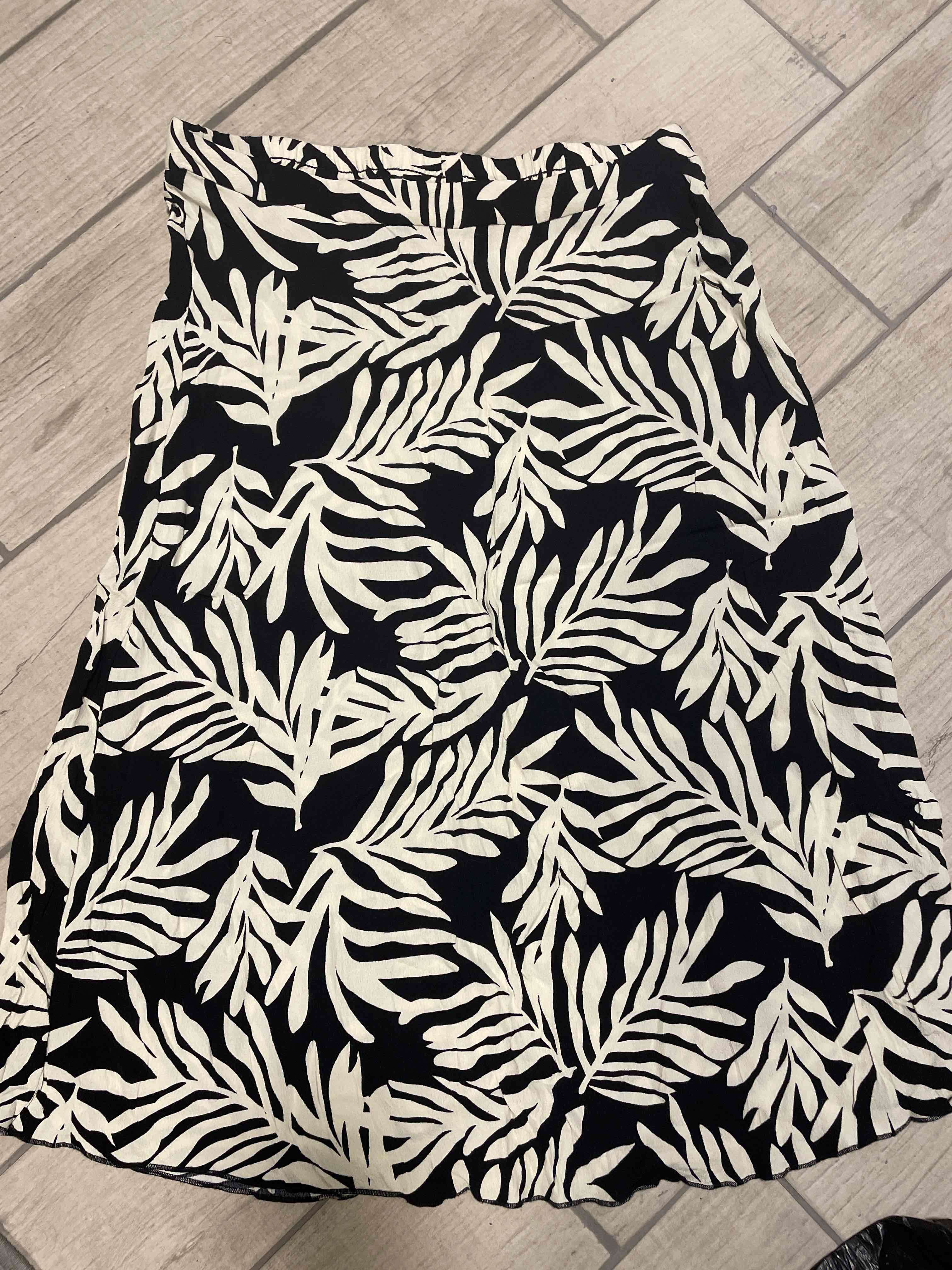 Falda negra con hojas blancas