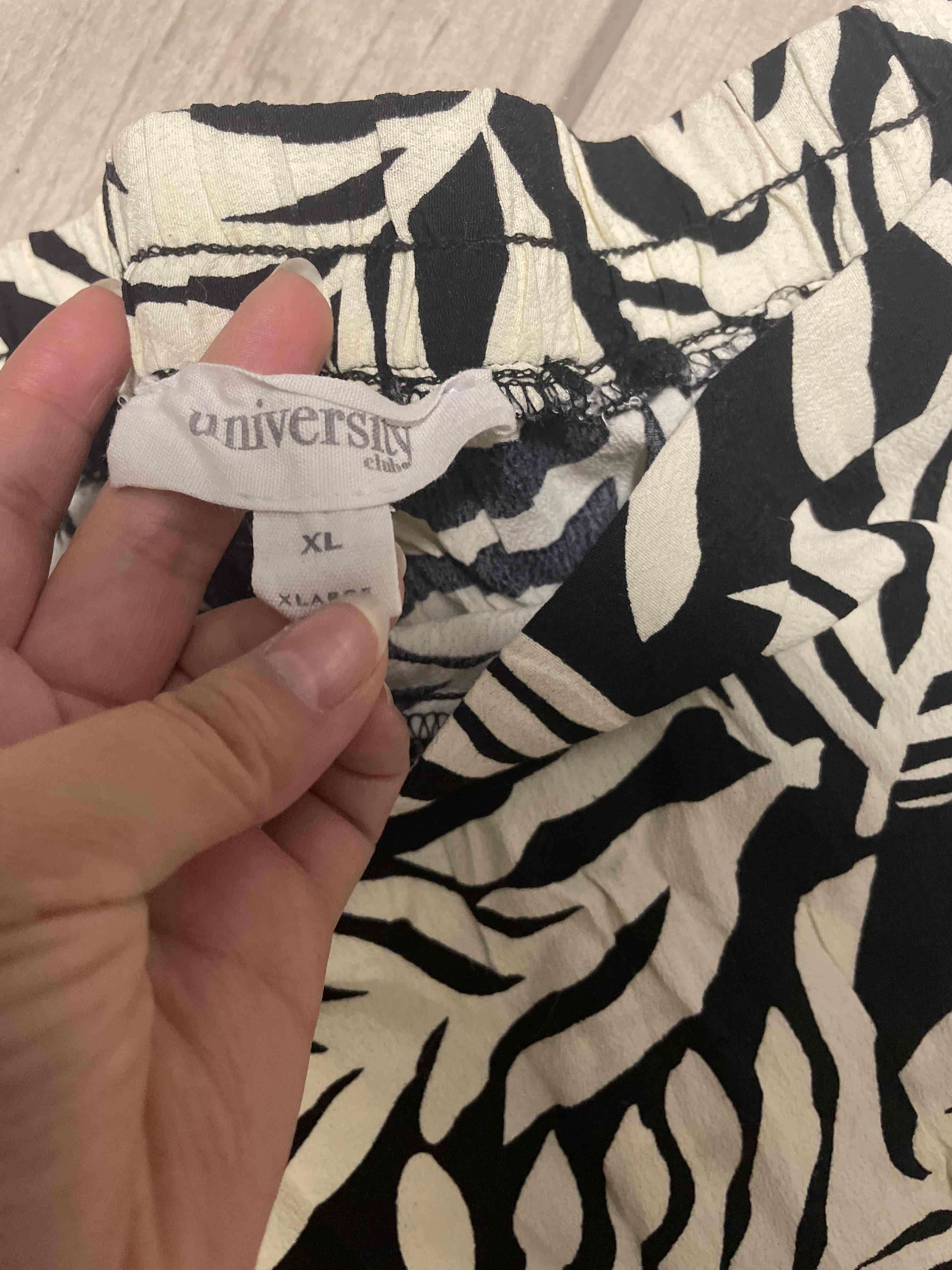 Falda negra con hojas blancas - miniatura 2