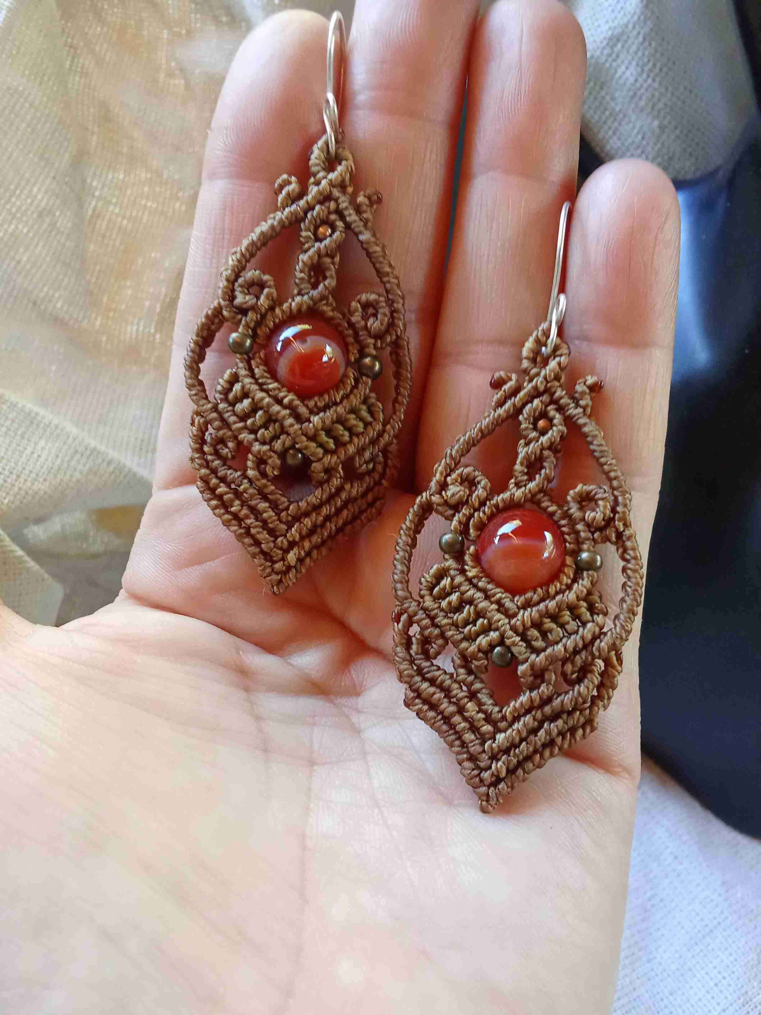 Aros de macrame tejidos con piedra naturales