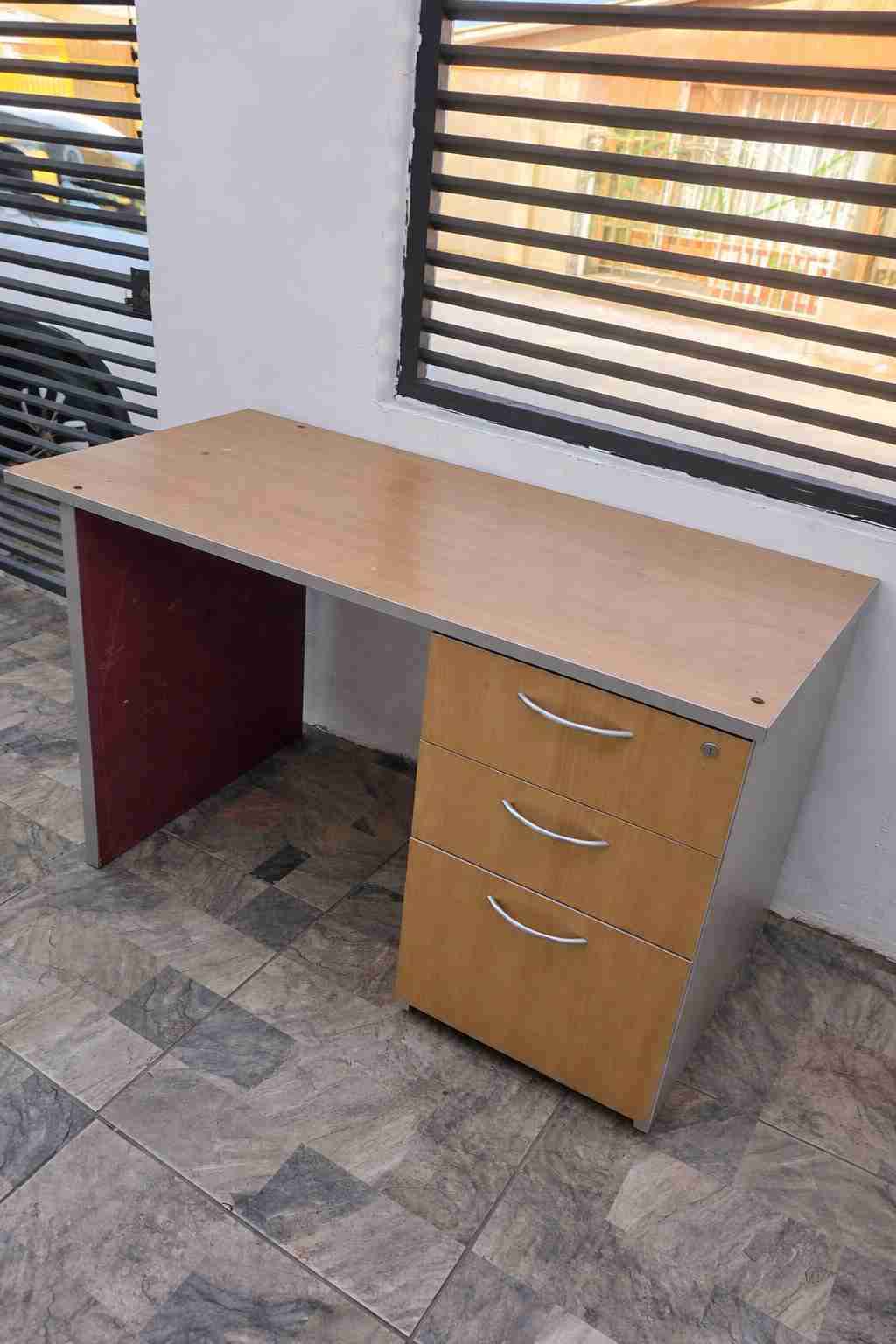 Escritorio de oficina con cajones