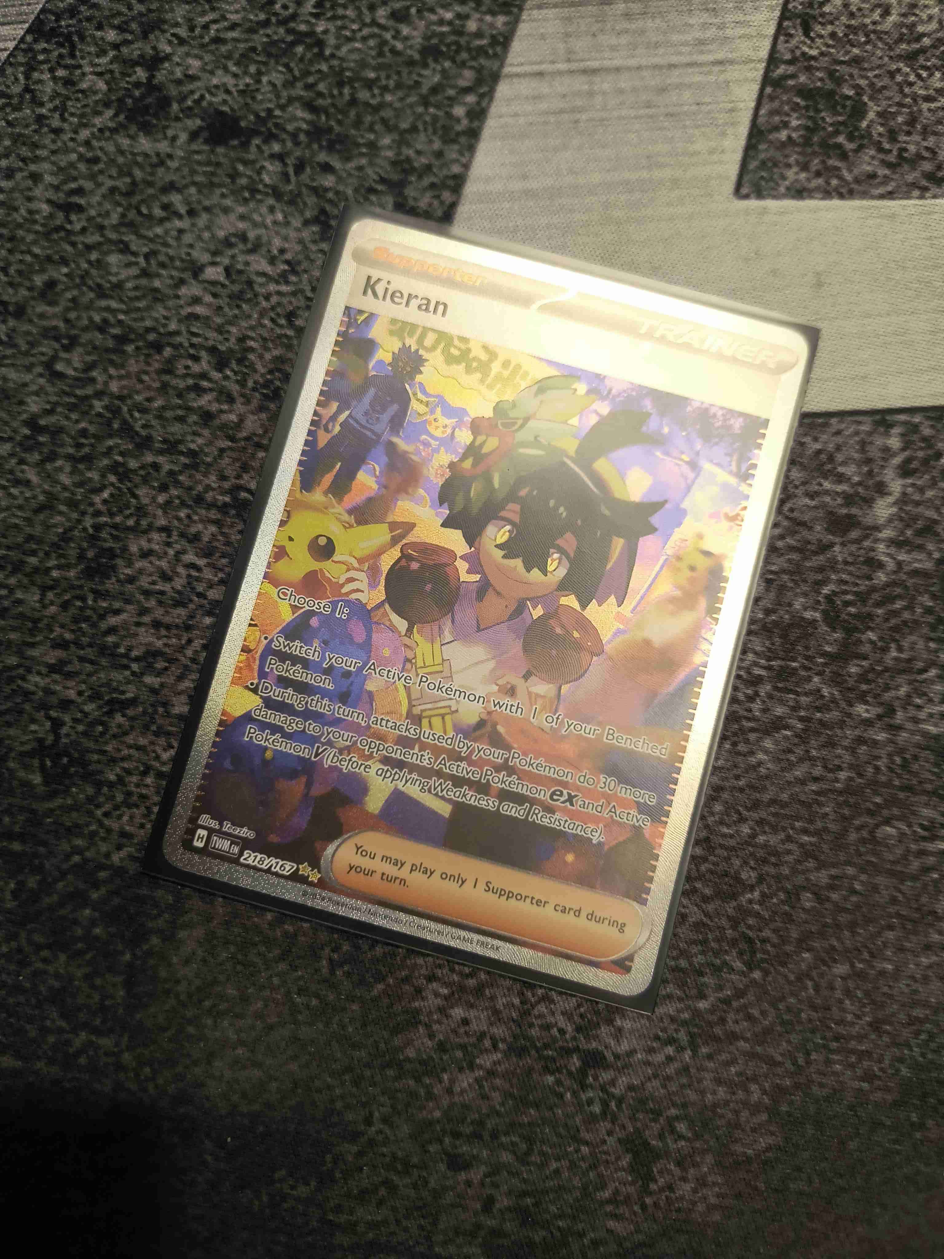 Carta Pokémon holográfica Kieran - miniatura 2