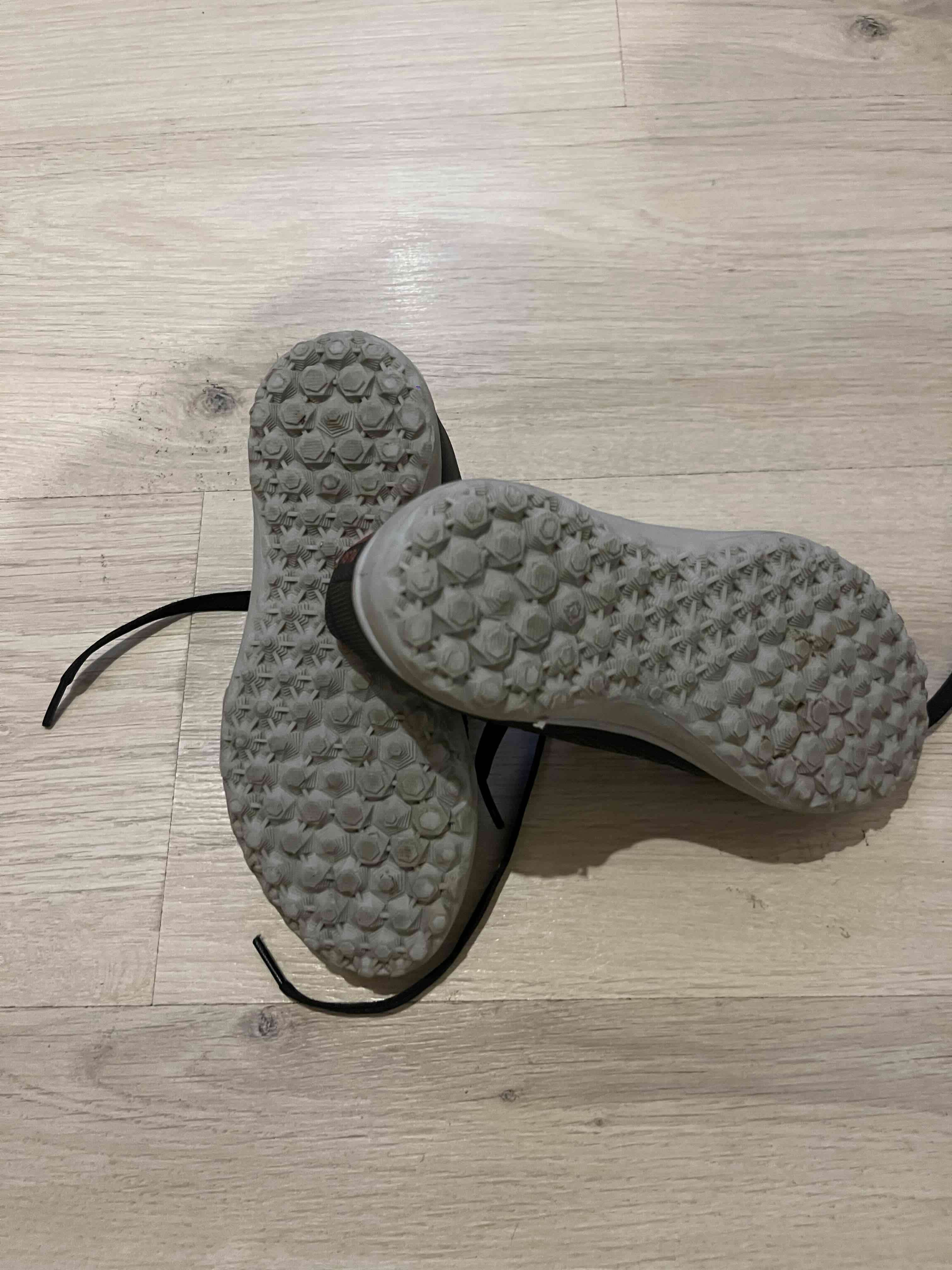 Zapatillas de futbolito kipsta negras y rojas - miniatura 3