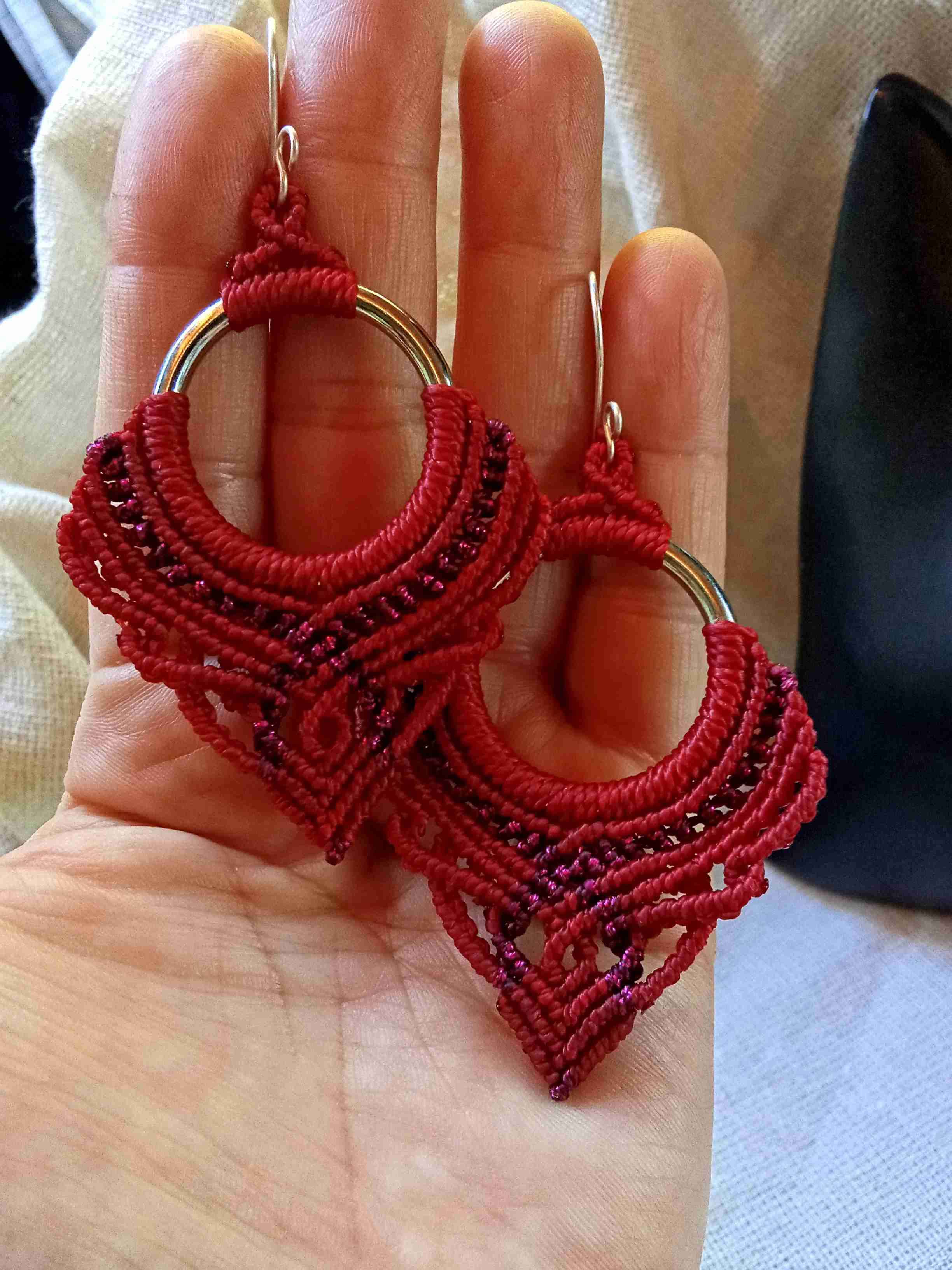 Aros de macramé rojos