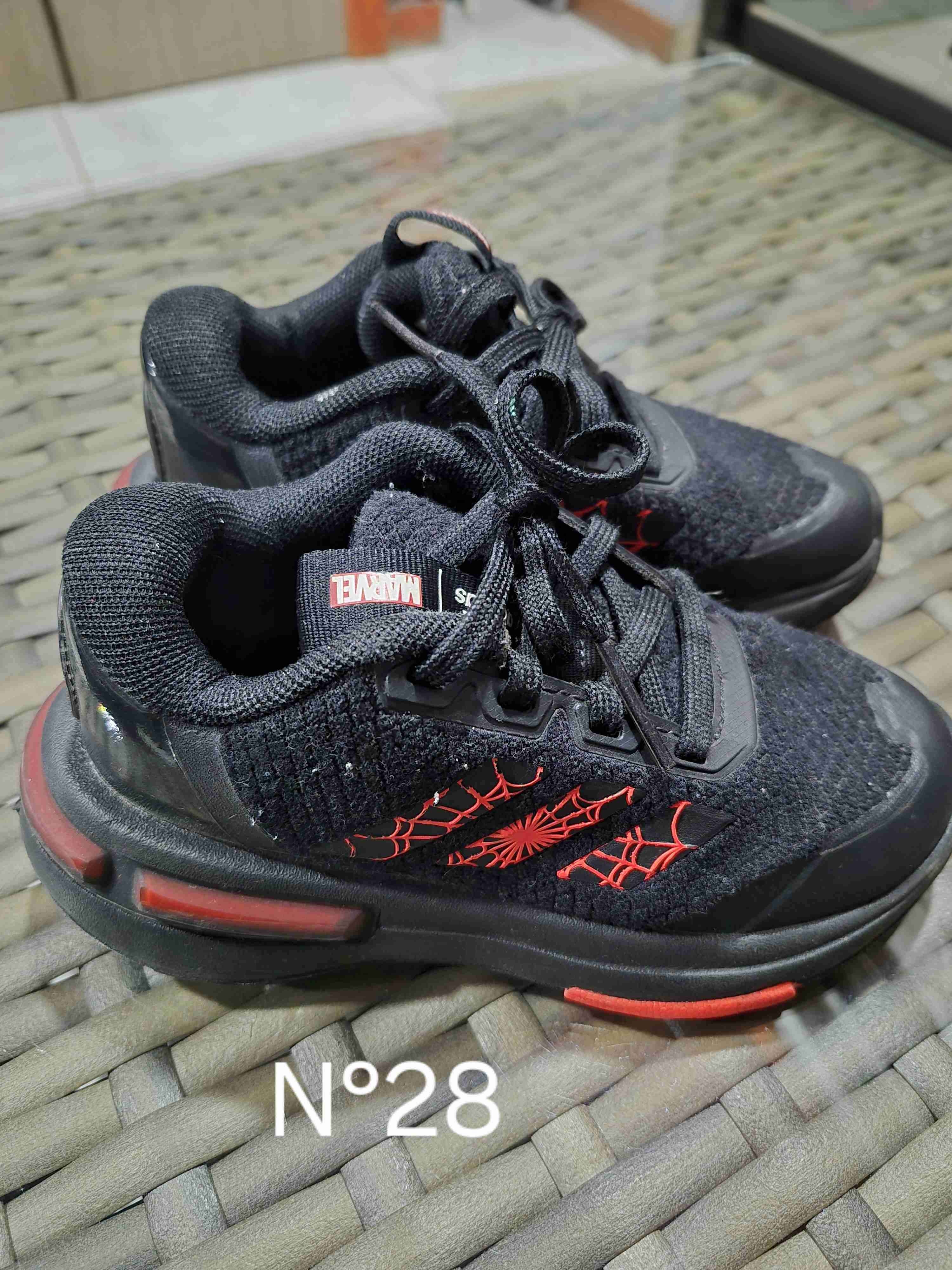 Zapatillas negras con diseño de Spiderman