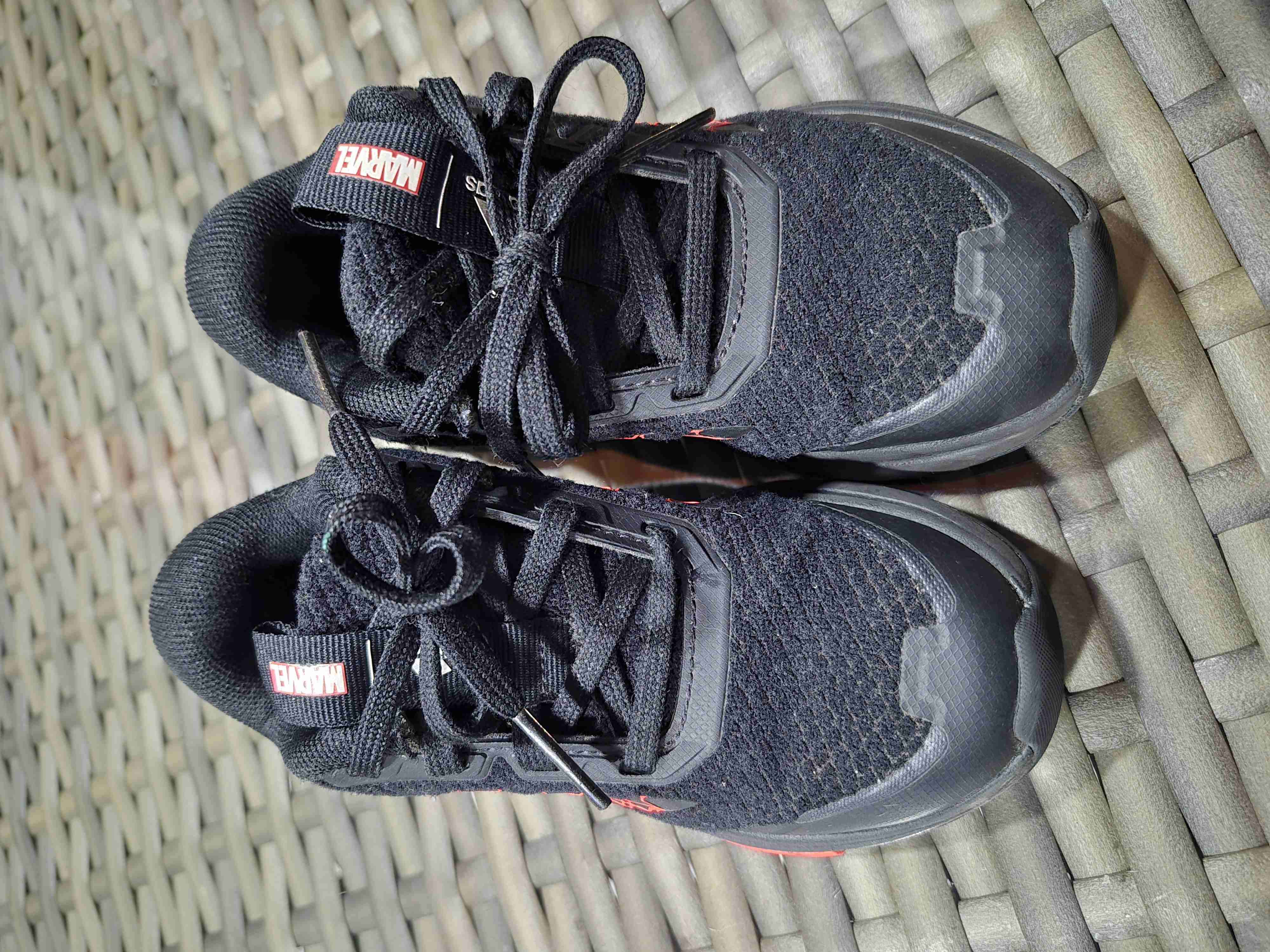 Zapatillas negras con diseño de Spiderman - miniatura 2