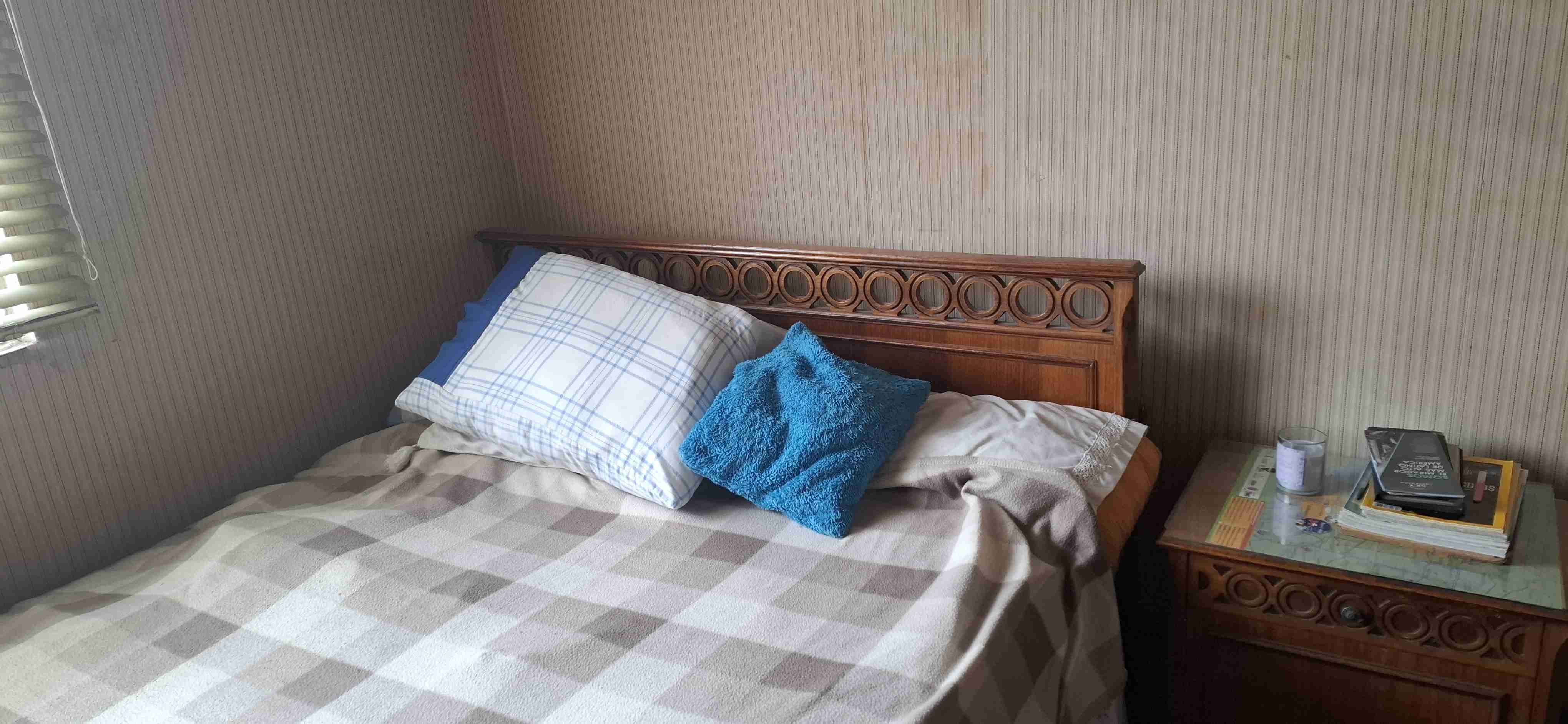 Cama de madera Traiguen,2 veladores y colchón