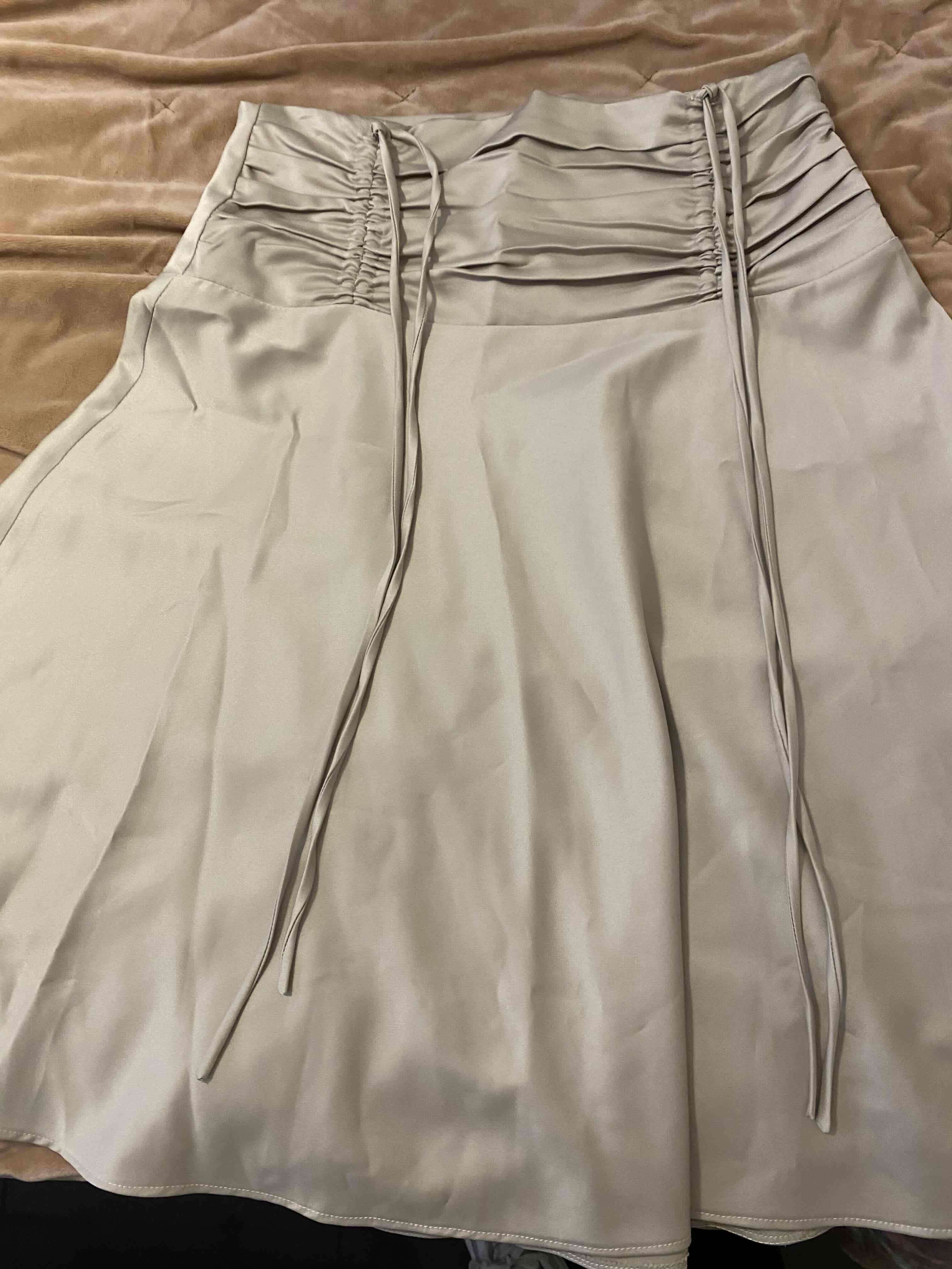 Falda beige con pliegues