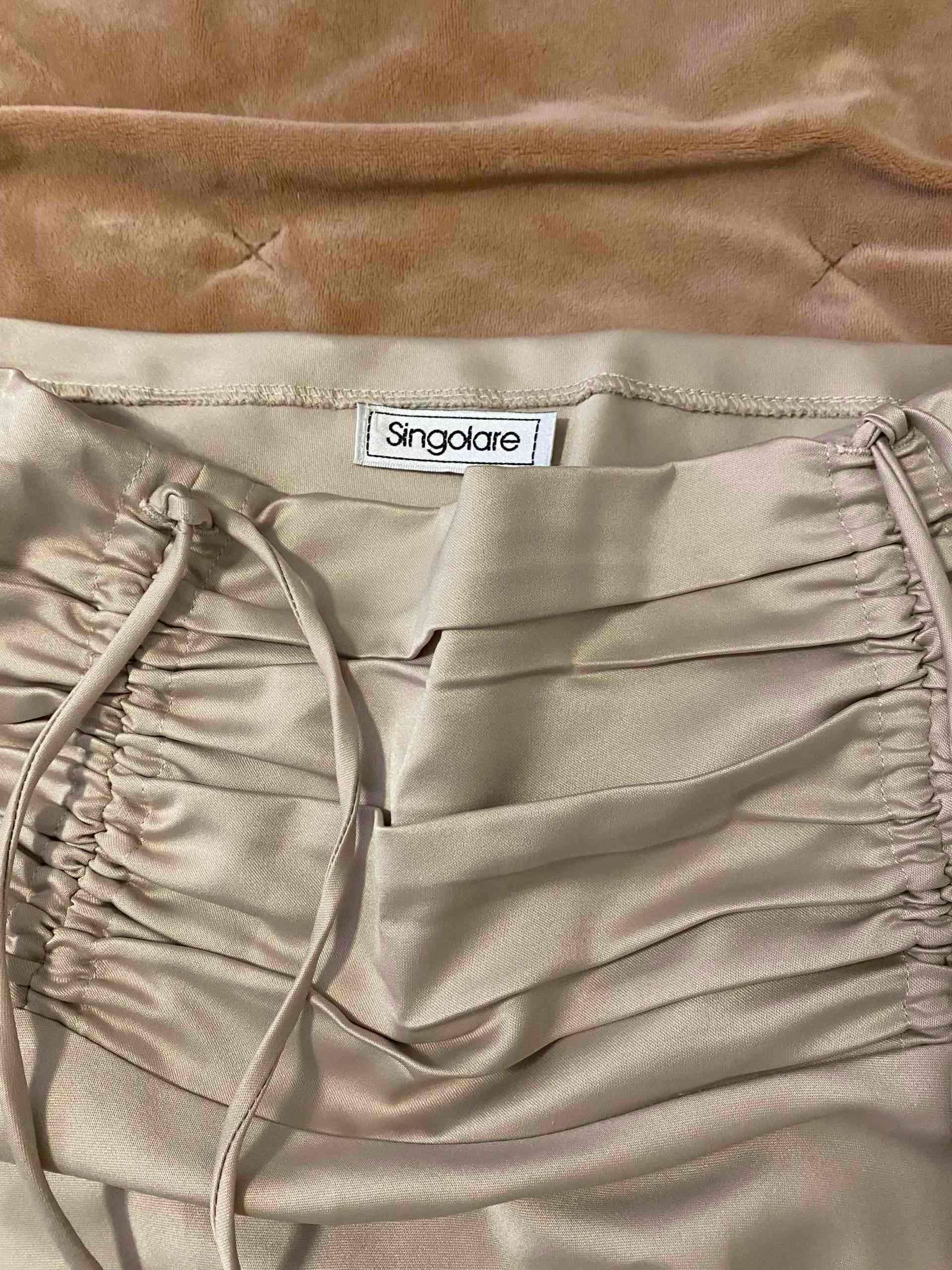 Falda beige con pliegues - miniatura 2