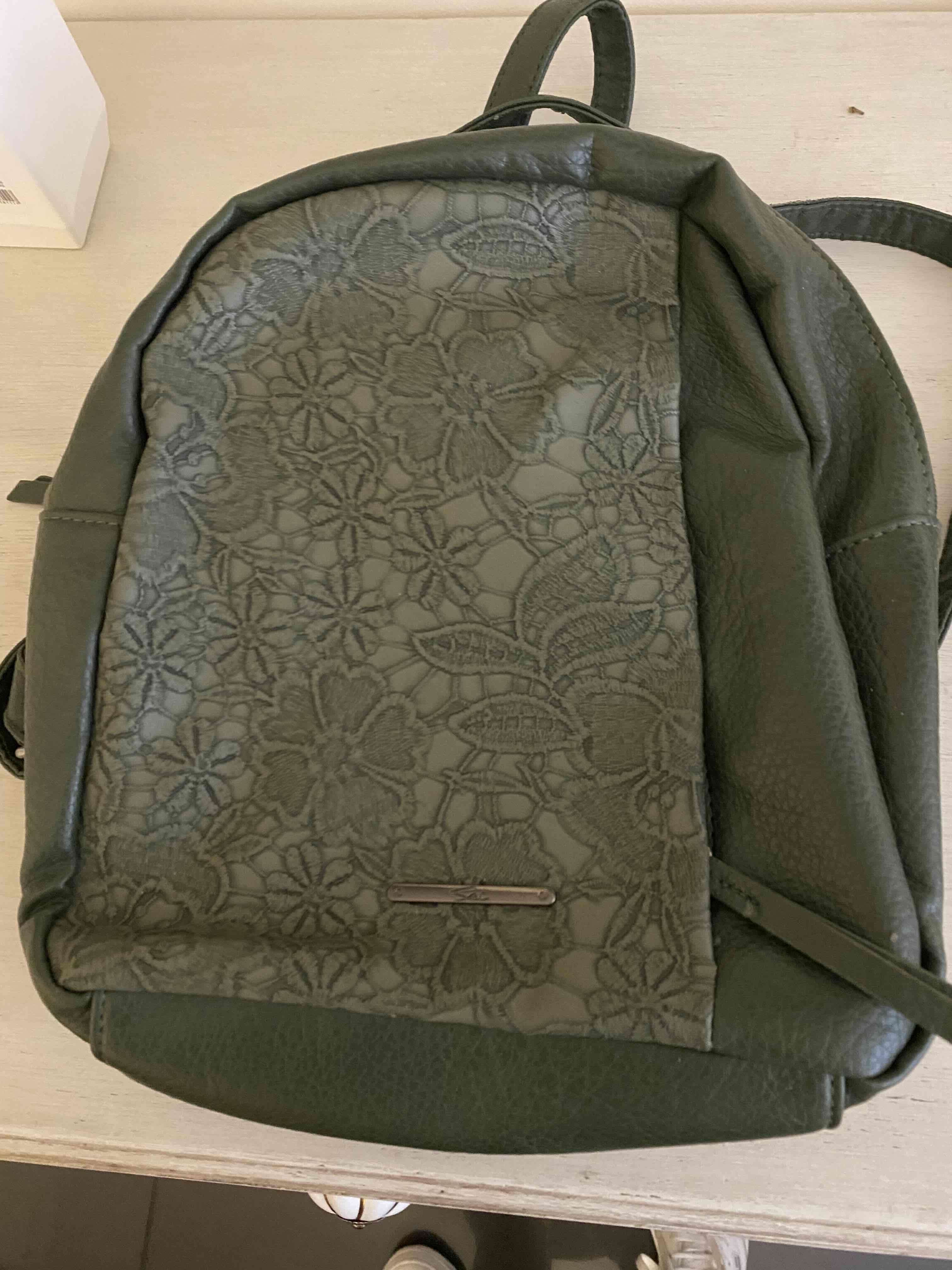 Mochila verde con encaje floral