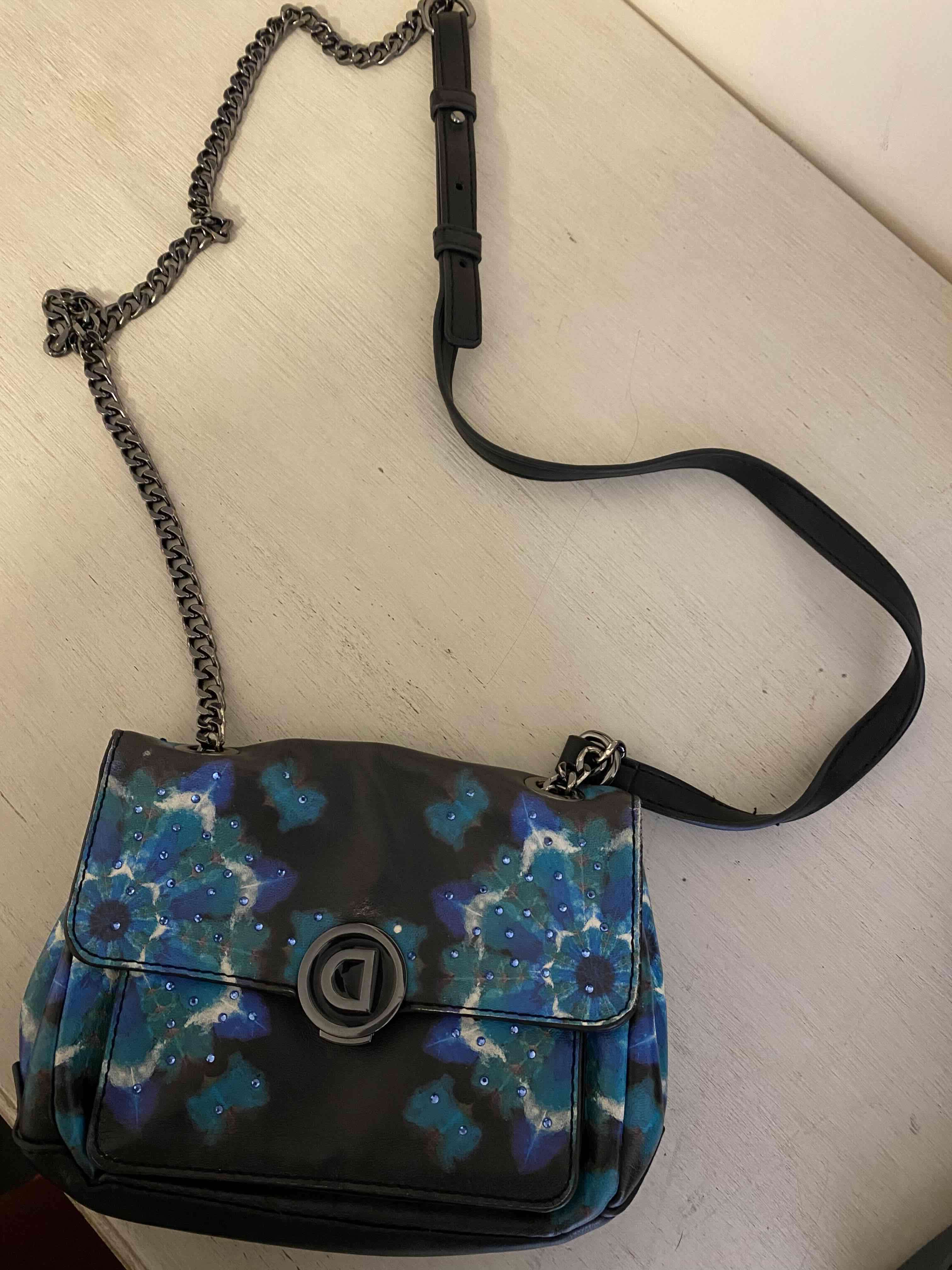 Cartera negra con diseño azul