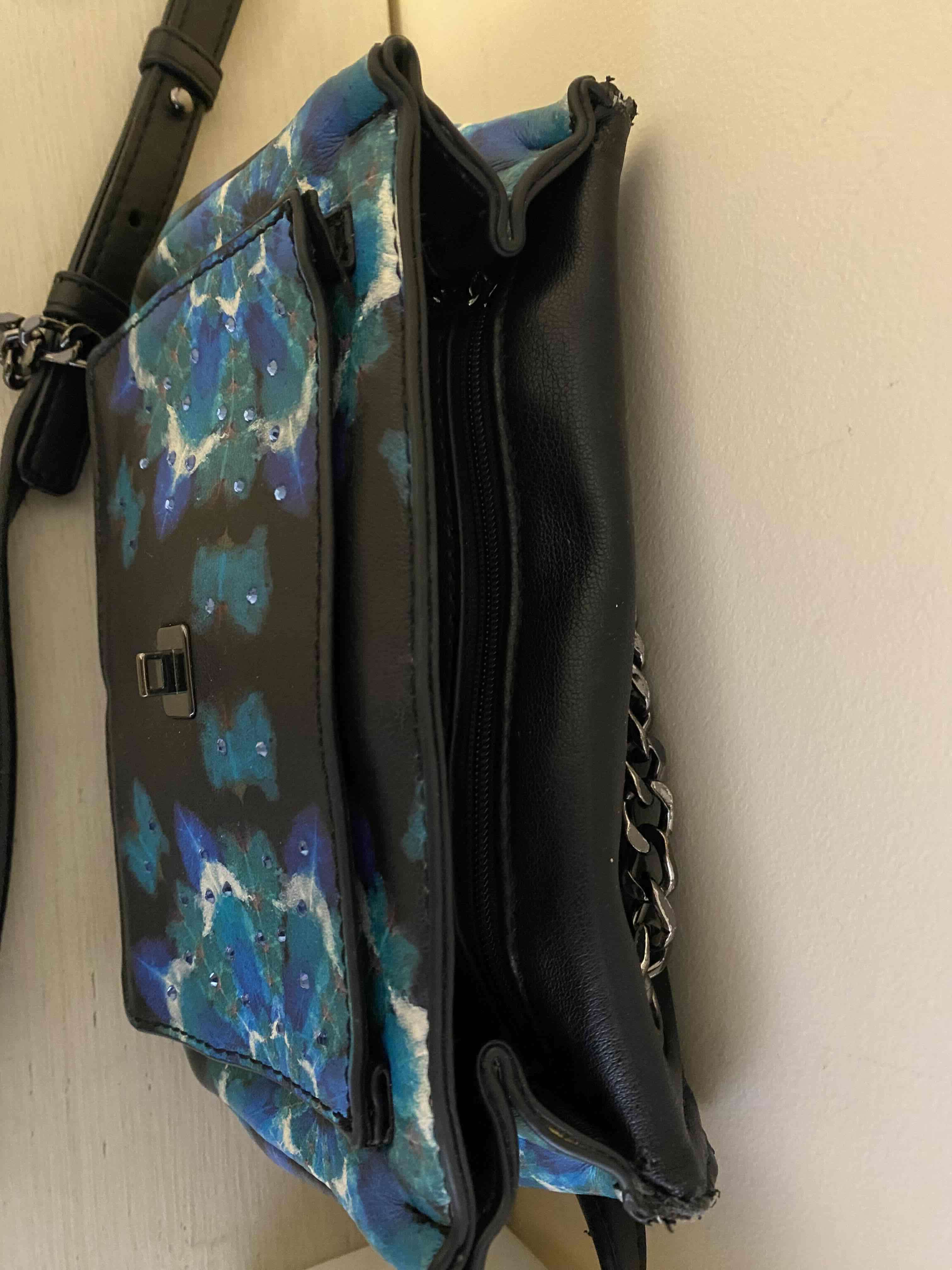 Cartera negra con diseño azul - miniatura 2