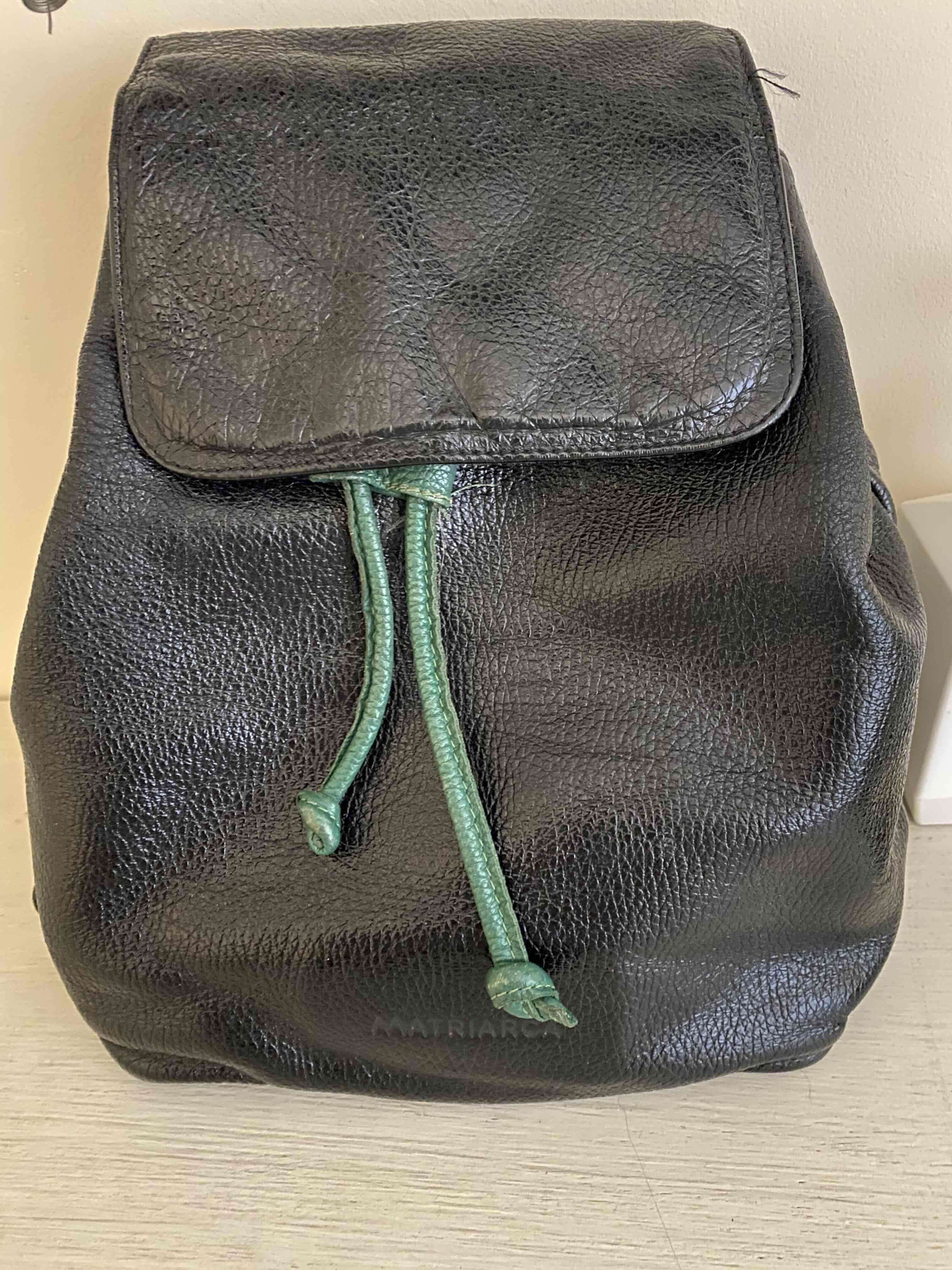 Mochila negra de cuero