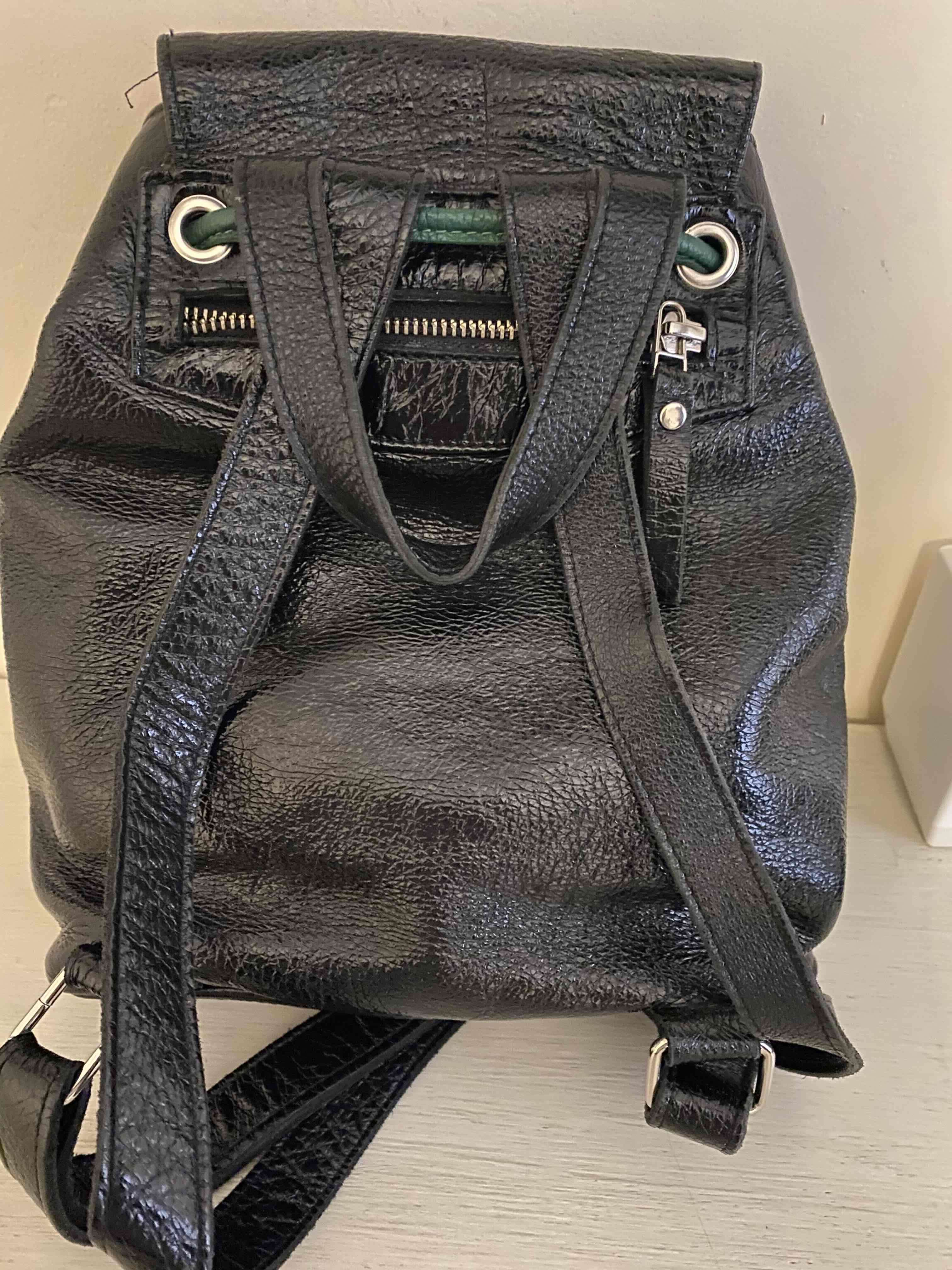 Mochila negra de cuero - miniatura 2